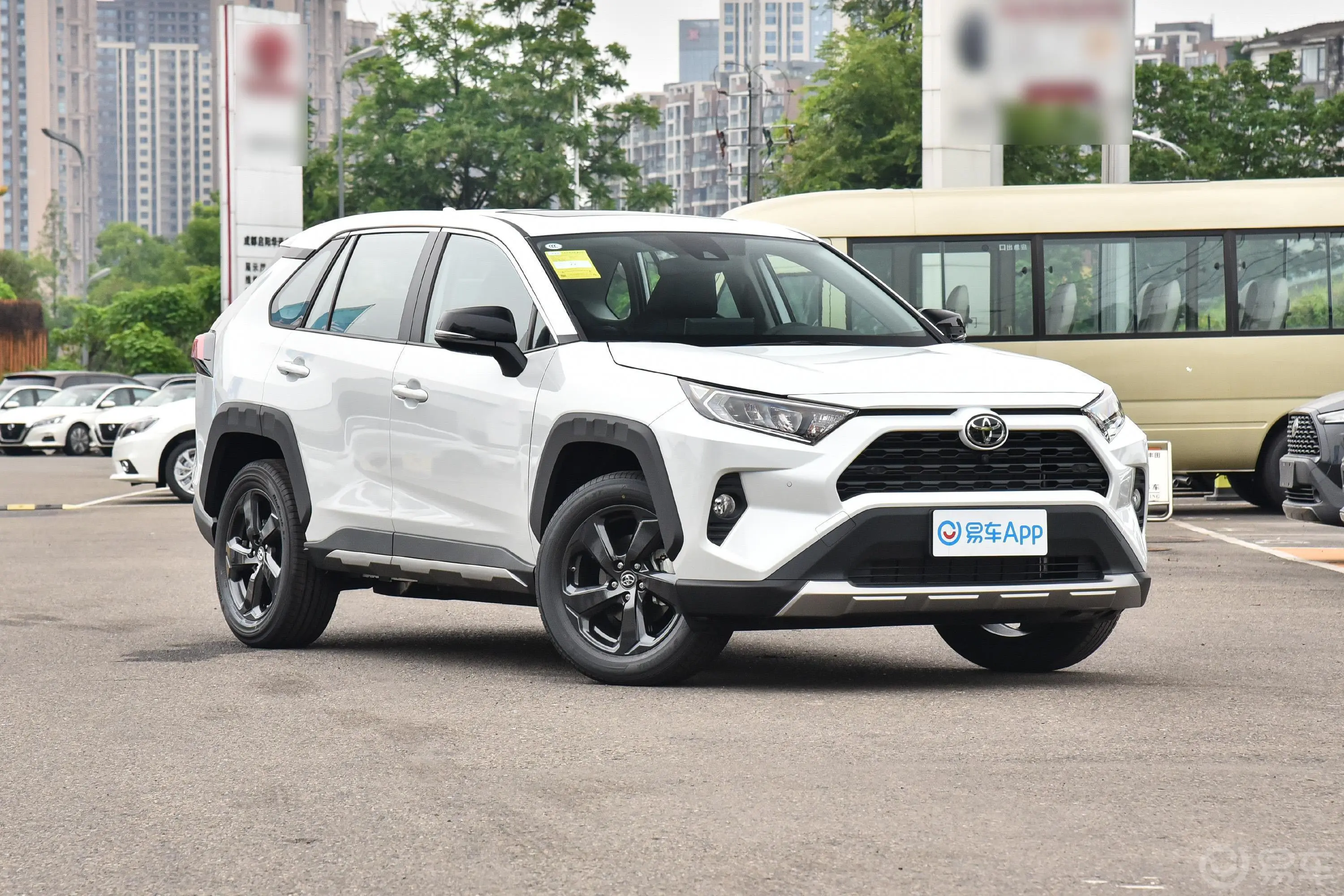 RAV4荣放2.0L CVT四驱风尚PLUS版发动机舱盖内侧