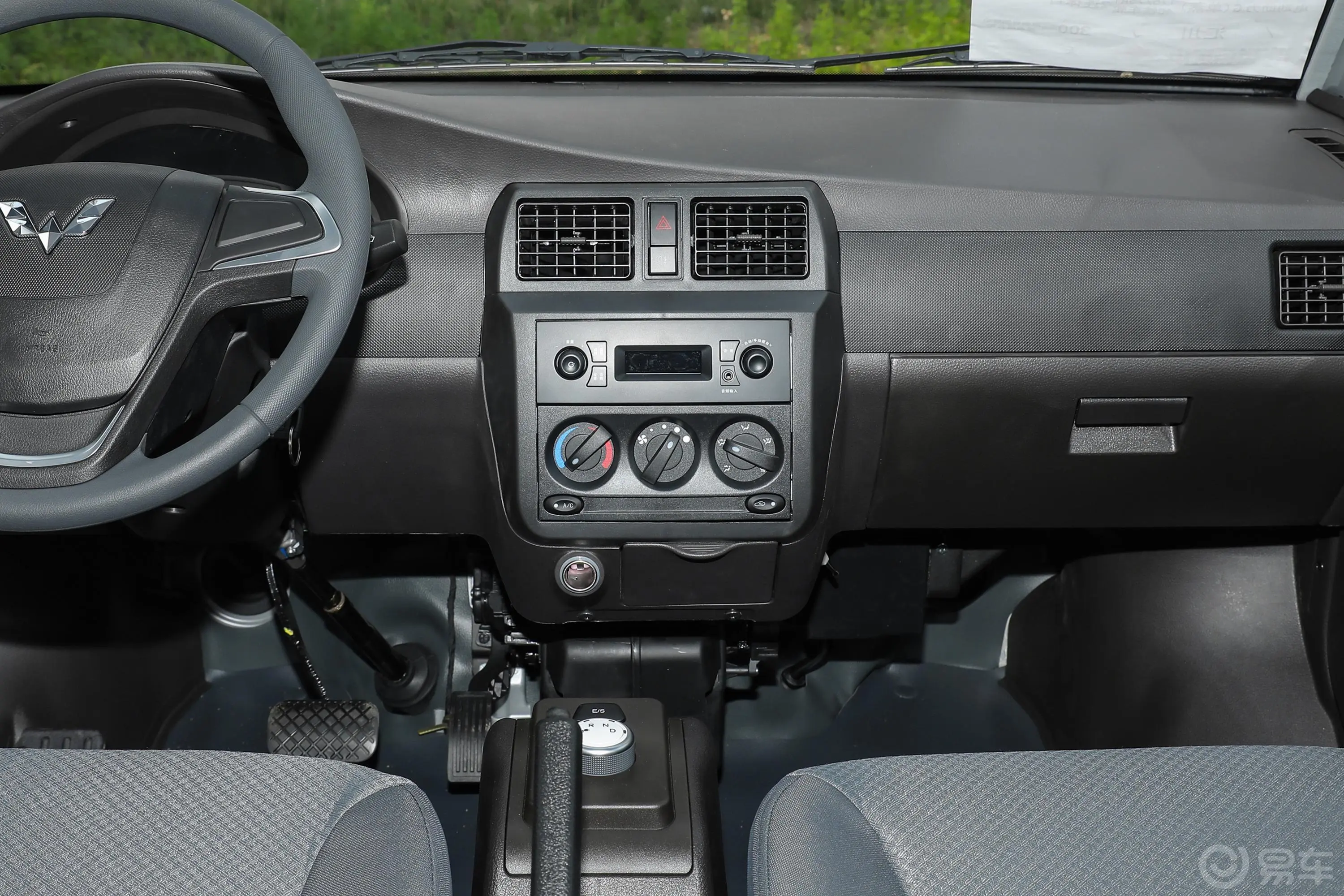 五菱荣光EV300km 封窗版基本型 鹏辉电池 5座中控台整体