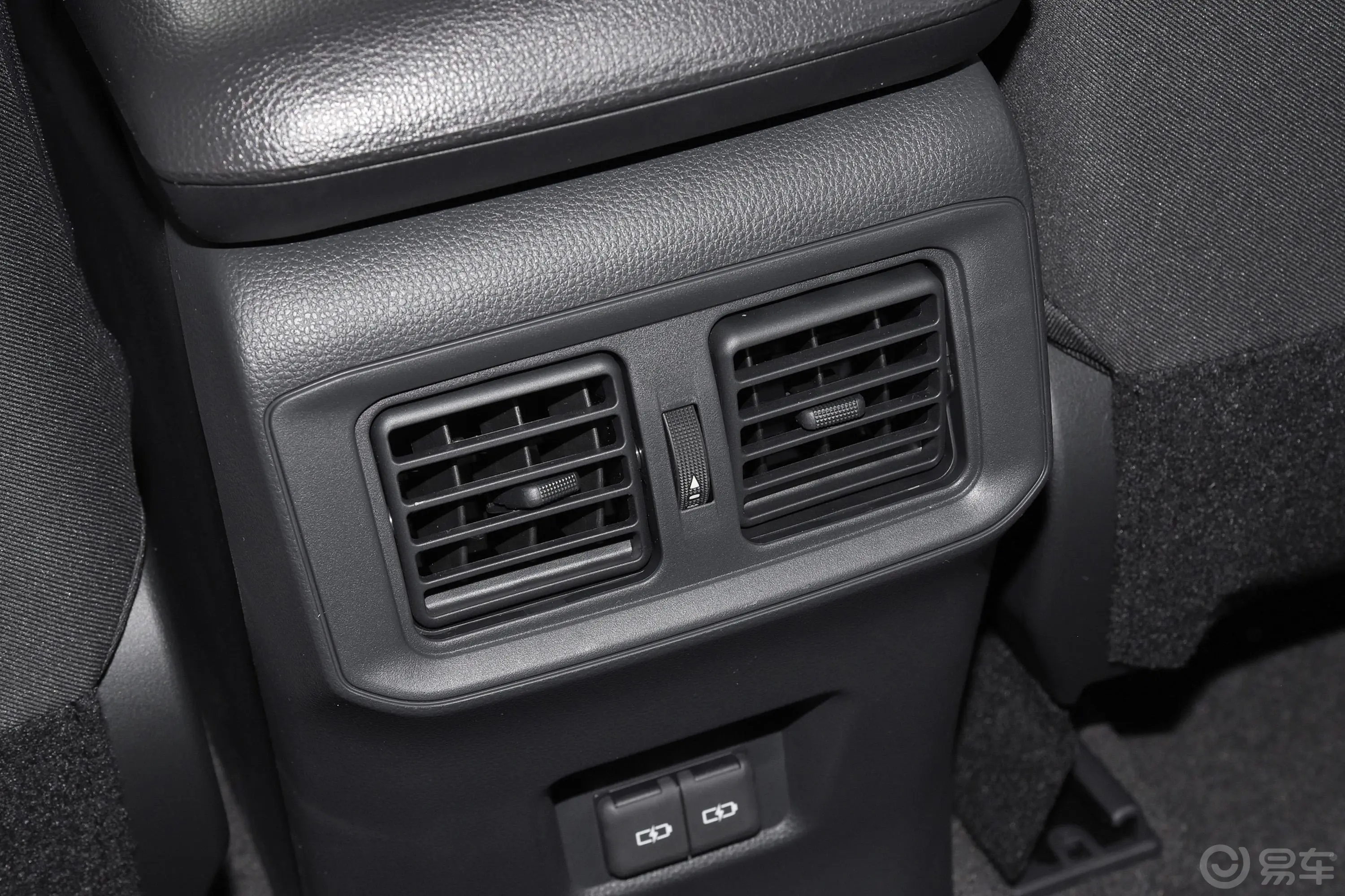 RAV4荣放2.0L CVT四驱风尚版后排空调控制键