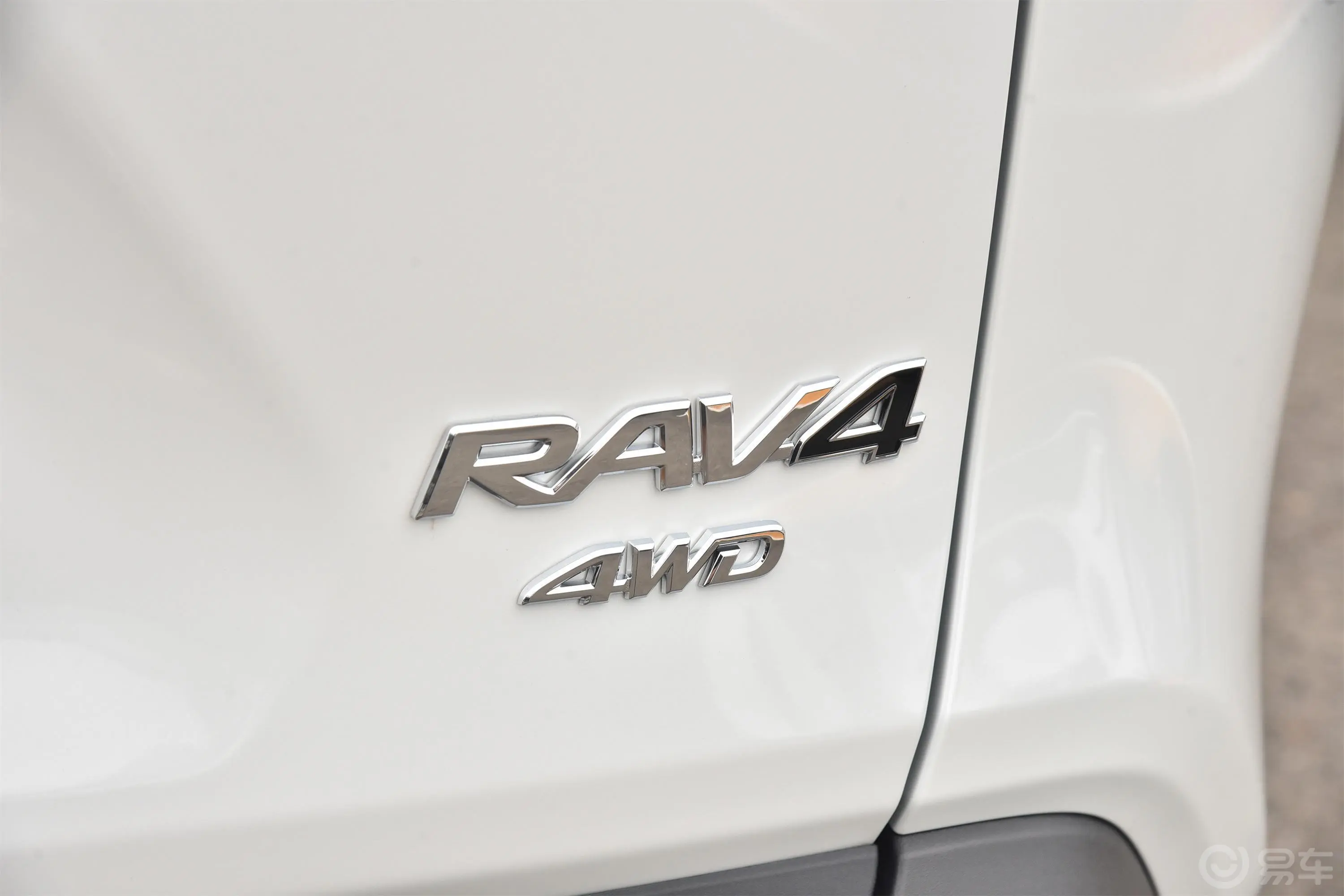 RAV4荣放2.0L CVT四驱风尚PLUS版外观细节