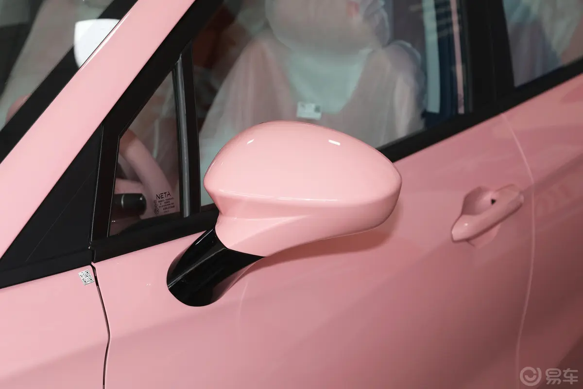 哪吒V潮 400 Lite 粉色定制款 三元锂主驾驶后视镜背面