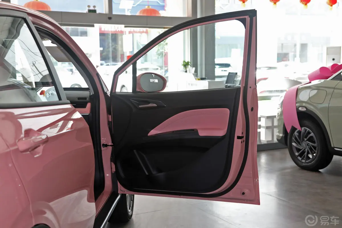哪吒V潮 400 Lite 粉色定制款 三元锂副驾驶员车门
