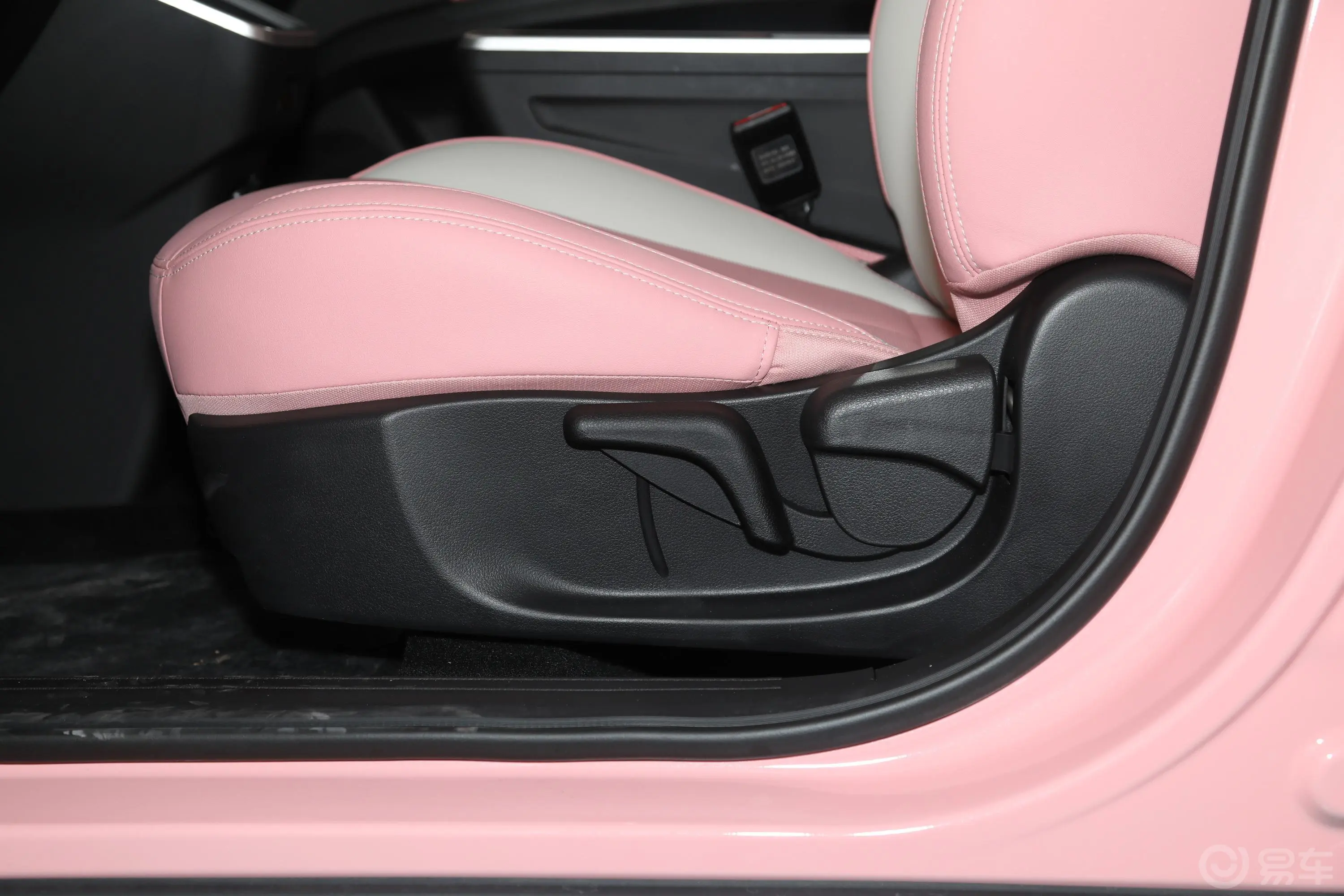 哪吒V潮 400 Lite 粉色定制款 三元锂前排头部空间