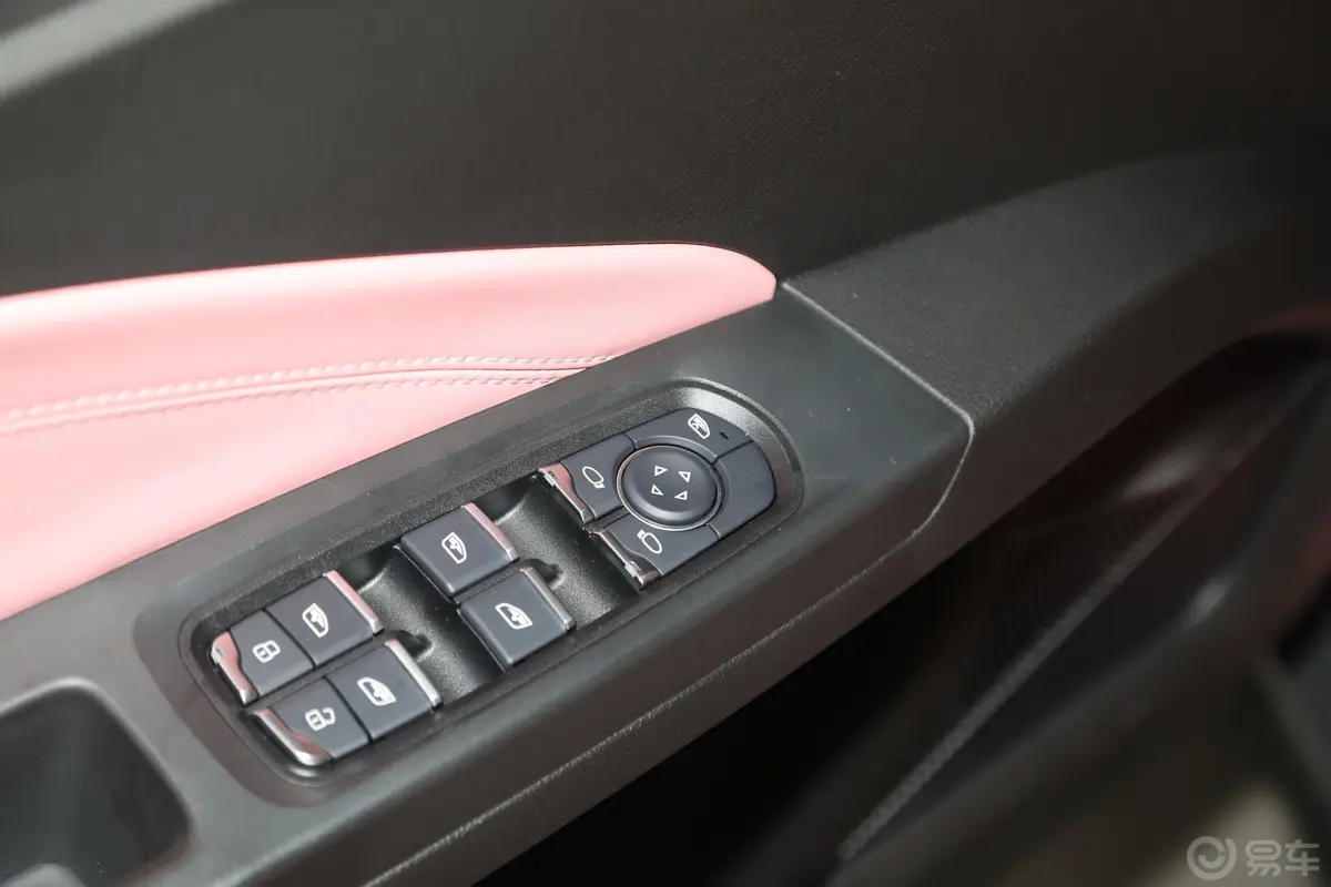 哪吒V潮 400 Lite 粉色定制款 三元锂后视镜调节键
