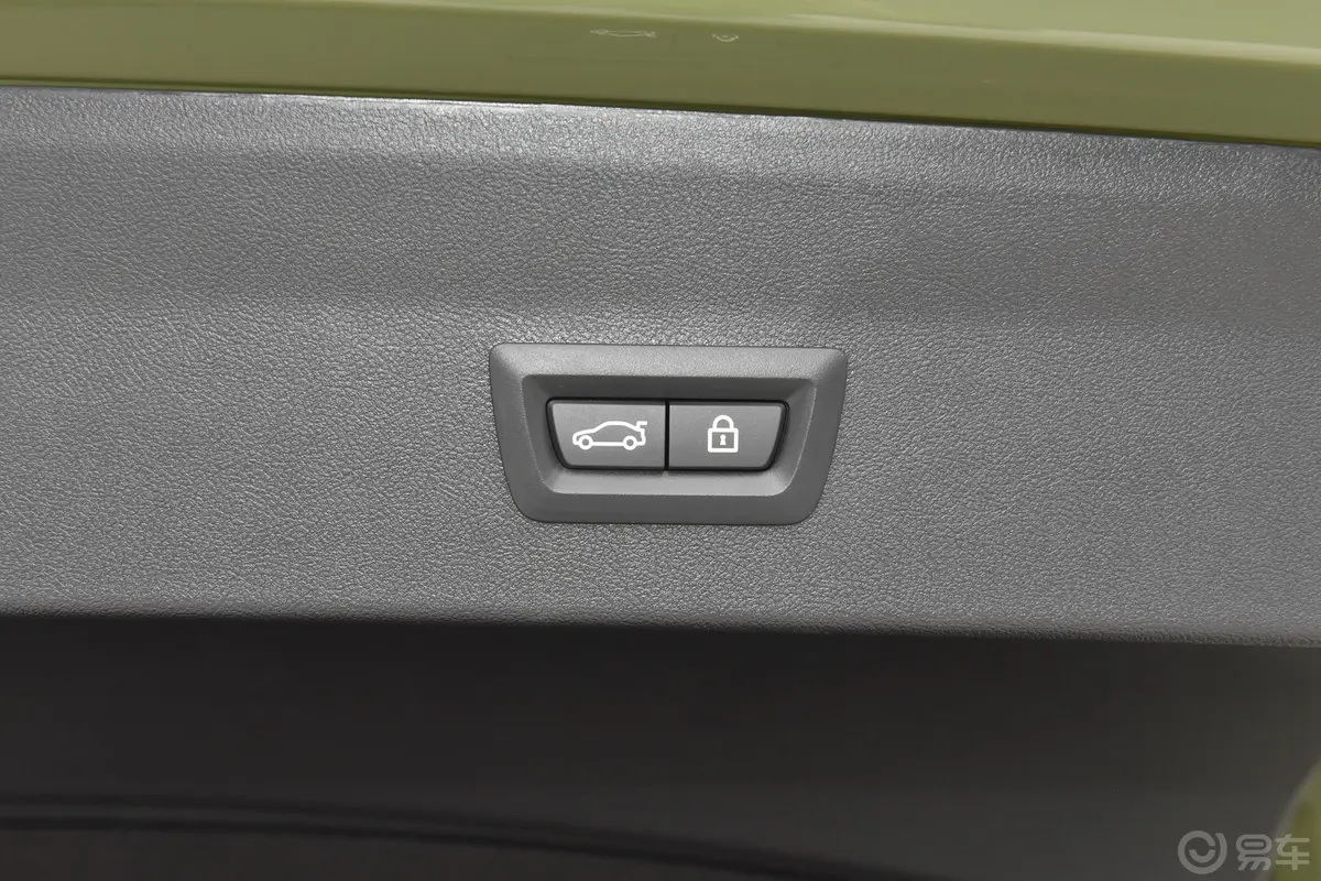 宝马X4改款 xDrive30i M运动曜夜套装电动尾门按键（手动扶手）