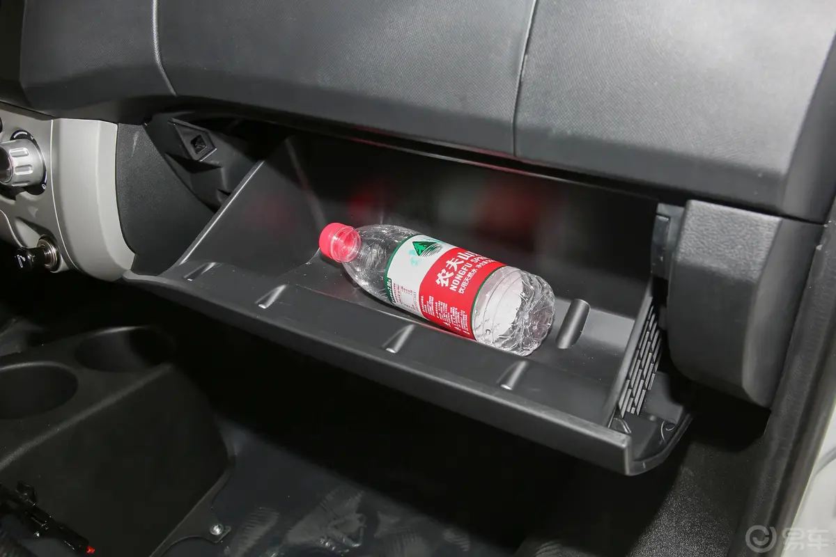 瑞驰新能源EC31280km 厢式车标准版 39.42kWh手套箱空间水瓶横置