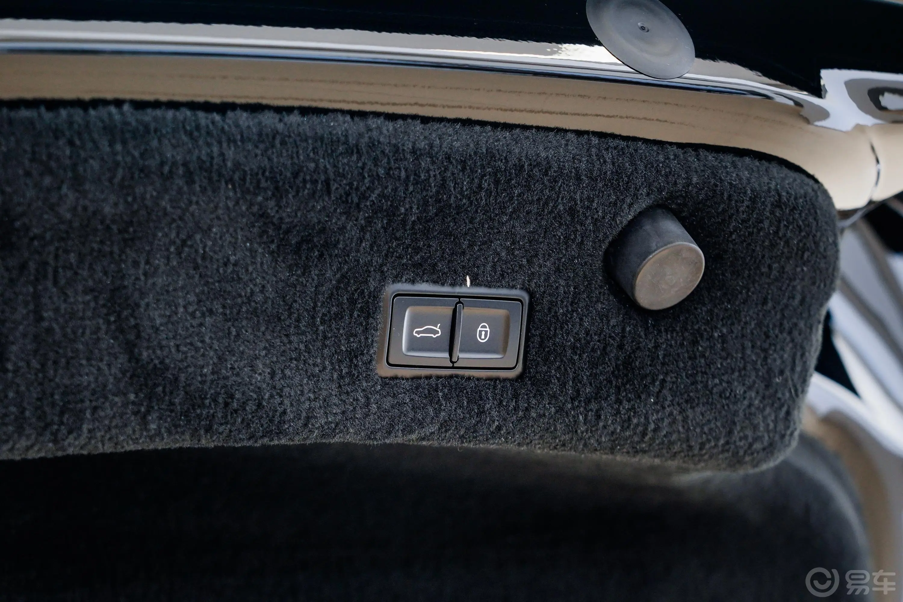 欧陆4.0T GT V8 敞篷版电动尾门按键（手动扶手）
