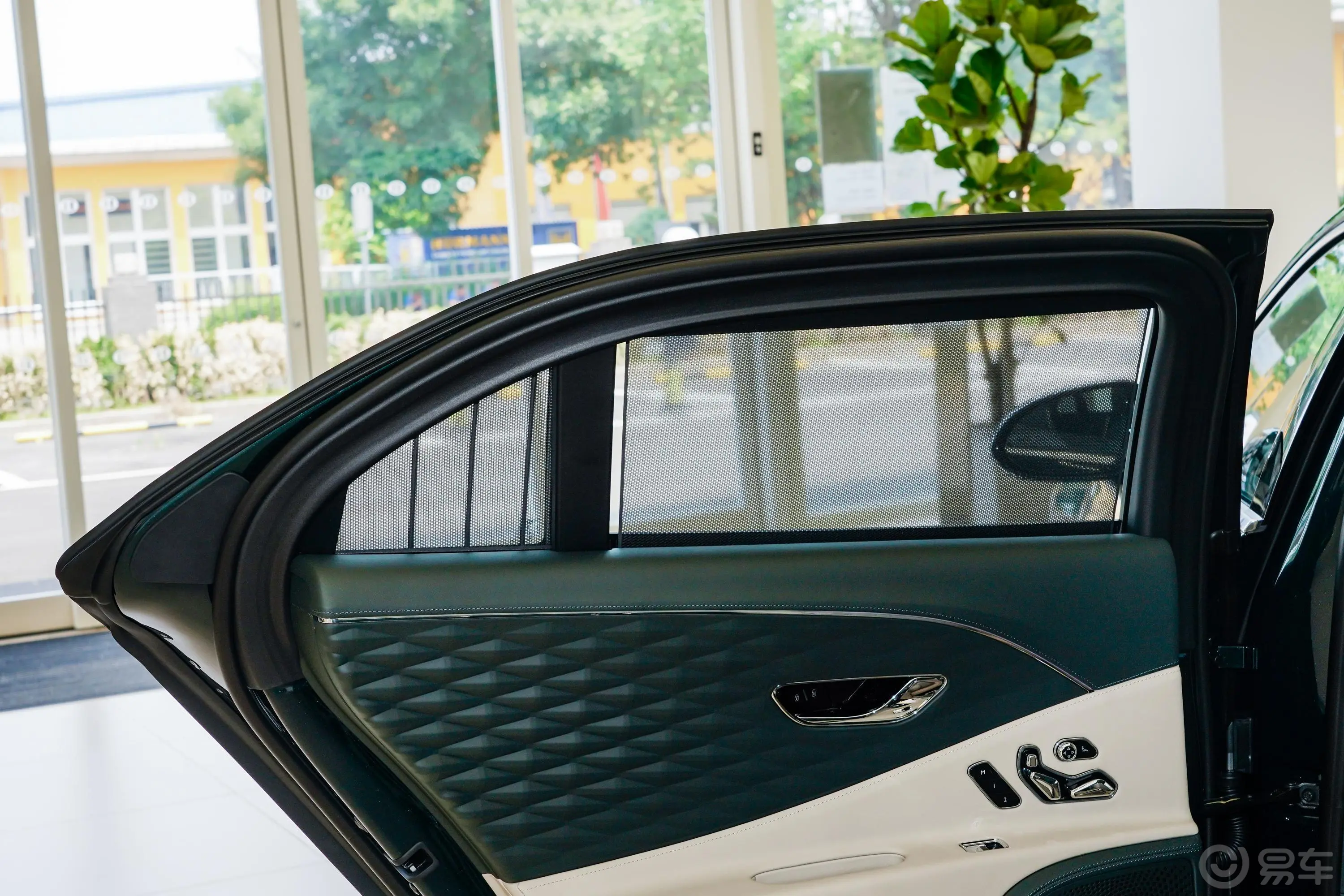 飞驰4.0T V8 标准版后排侧窗遮阳帘