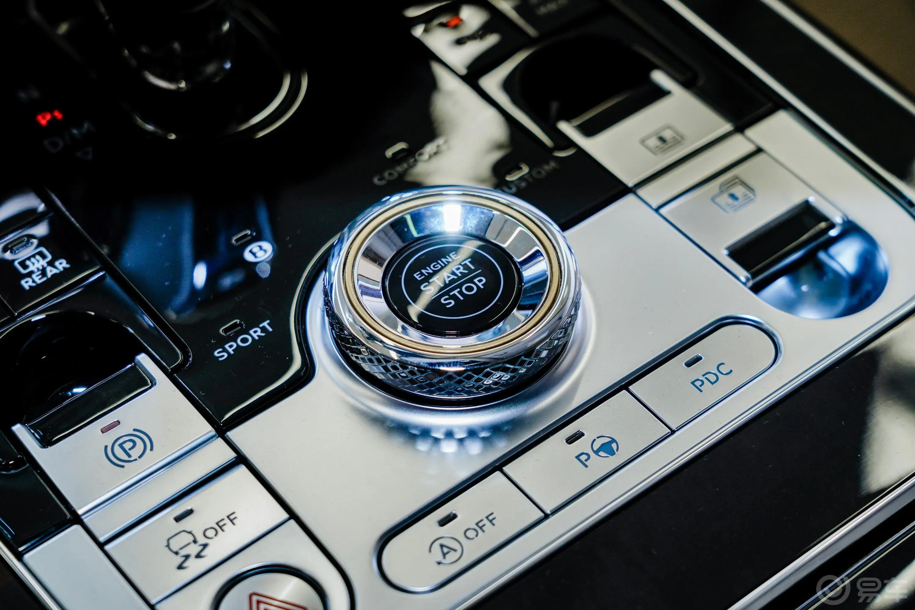 飞驰4.0T V8 标准版钥匙孔或一键启动按键