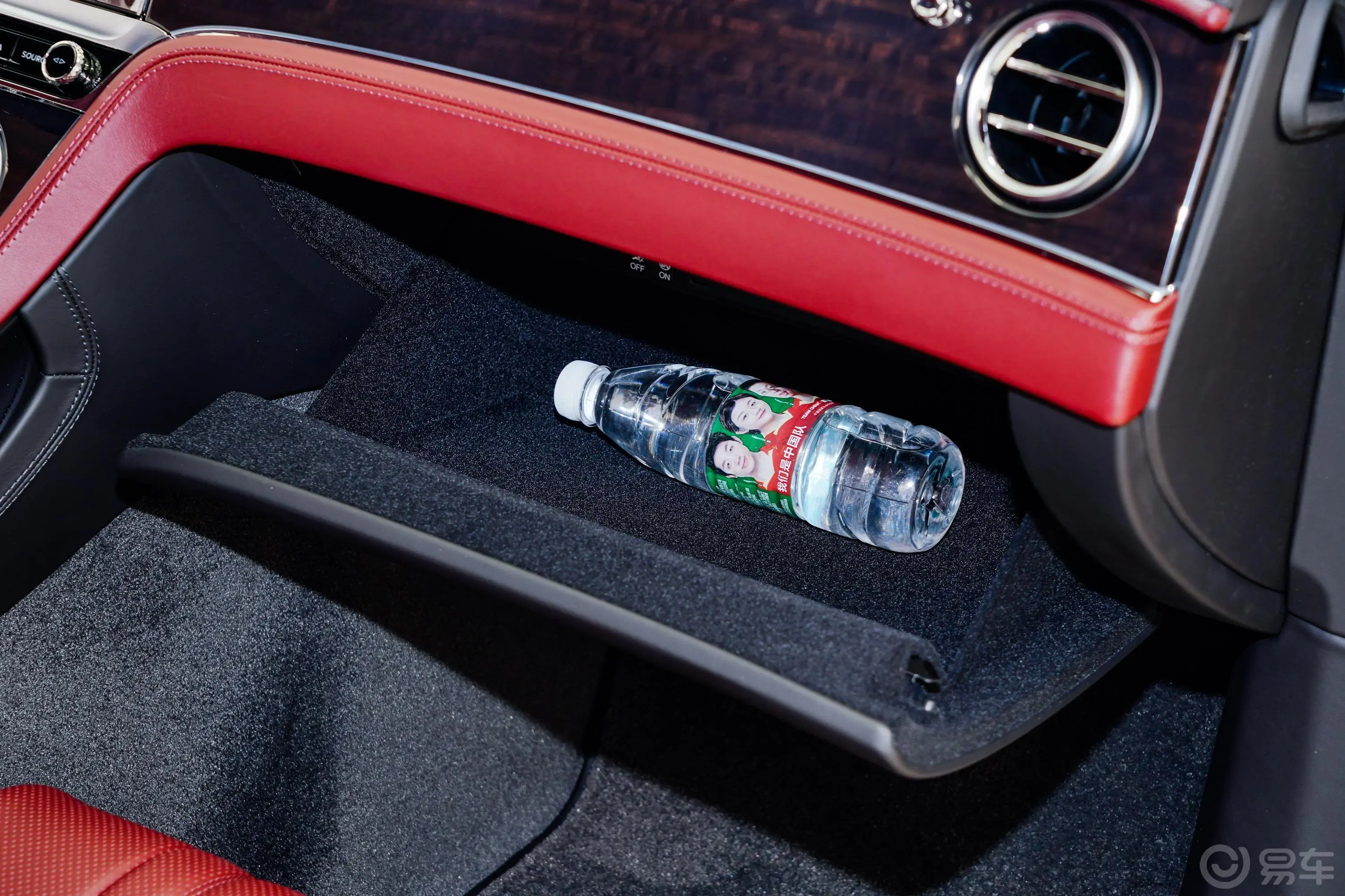 欧陆4.0T GT V8 敞篷版手套箱空间水瓶横置