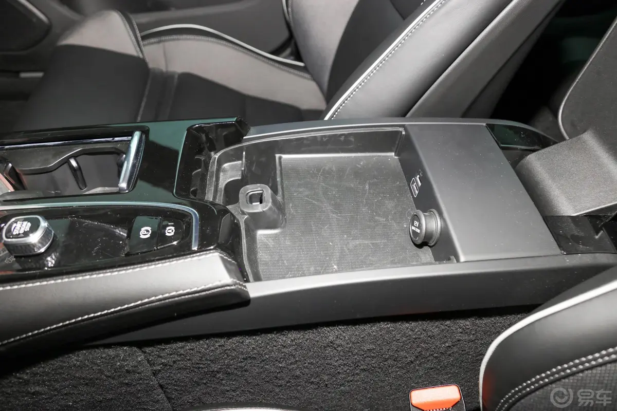 沃尔沃S60新能源改款 T8 四驱智雅运动版前排扶手箱储物格