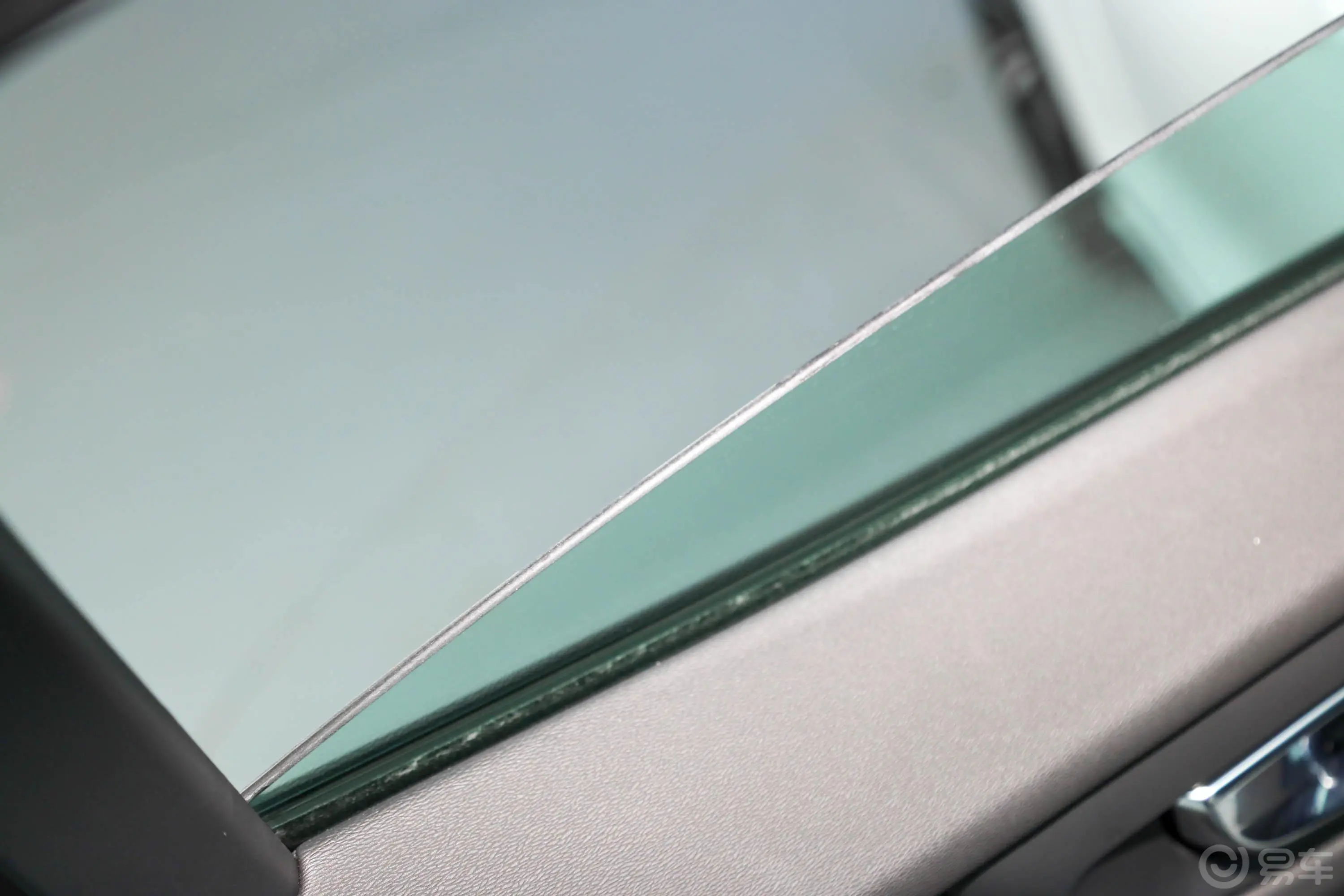 沃尔沃S60 RECHARGE改款 T8 四驱智雅运动版后排玻璃材质特写