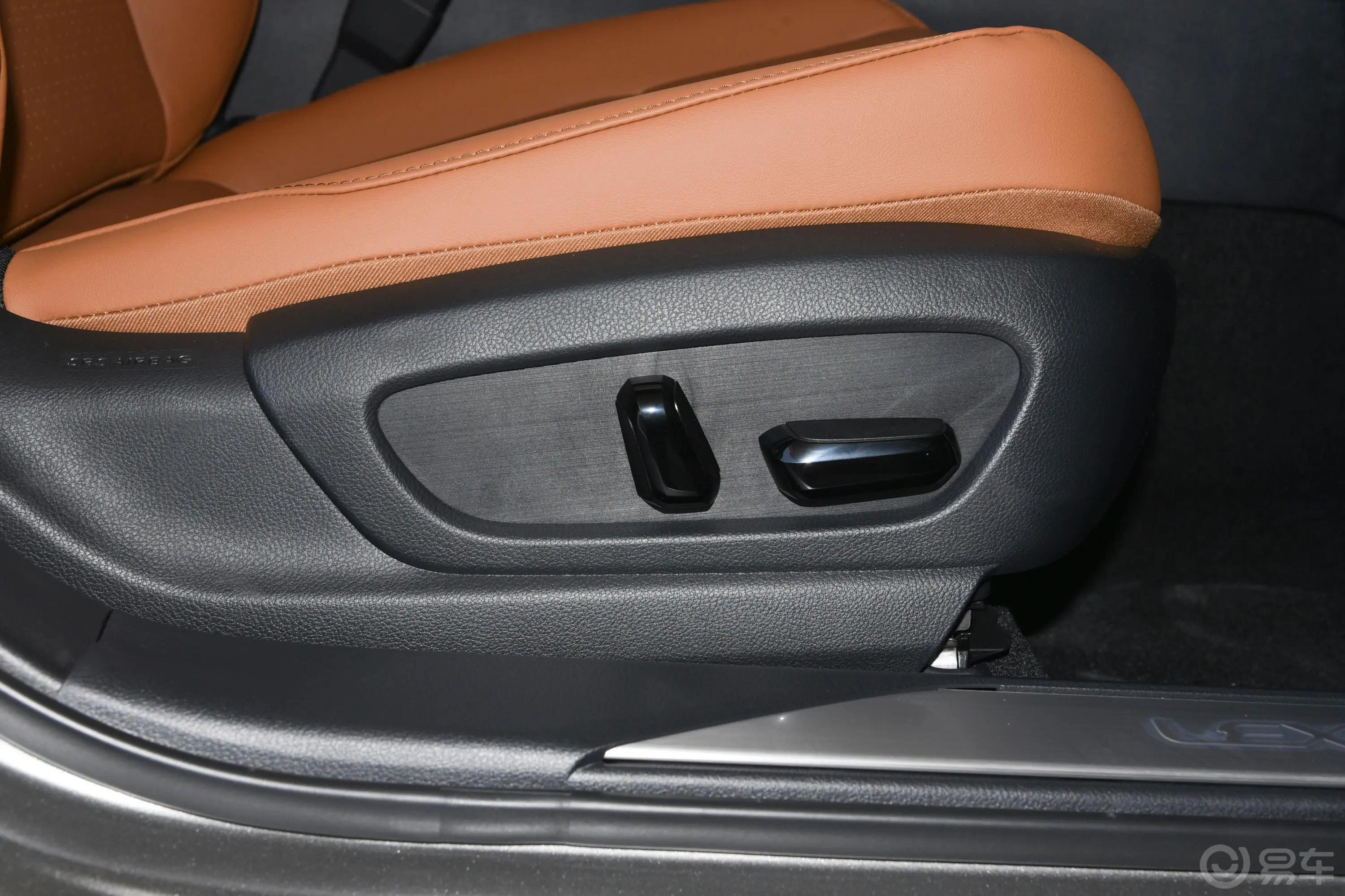 雷克萨斯UX改款 260h 探·享版副驾座椅调节