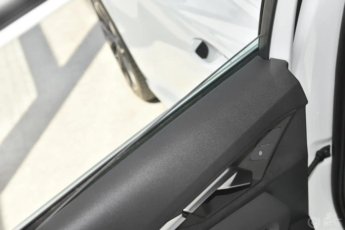奥迪A3Sportback 35 TFSI 豪华致雅型后排玻璃材质特写
