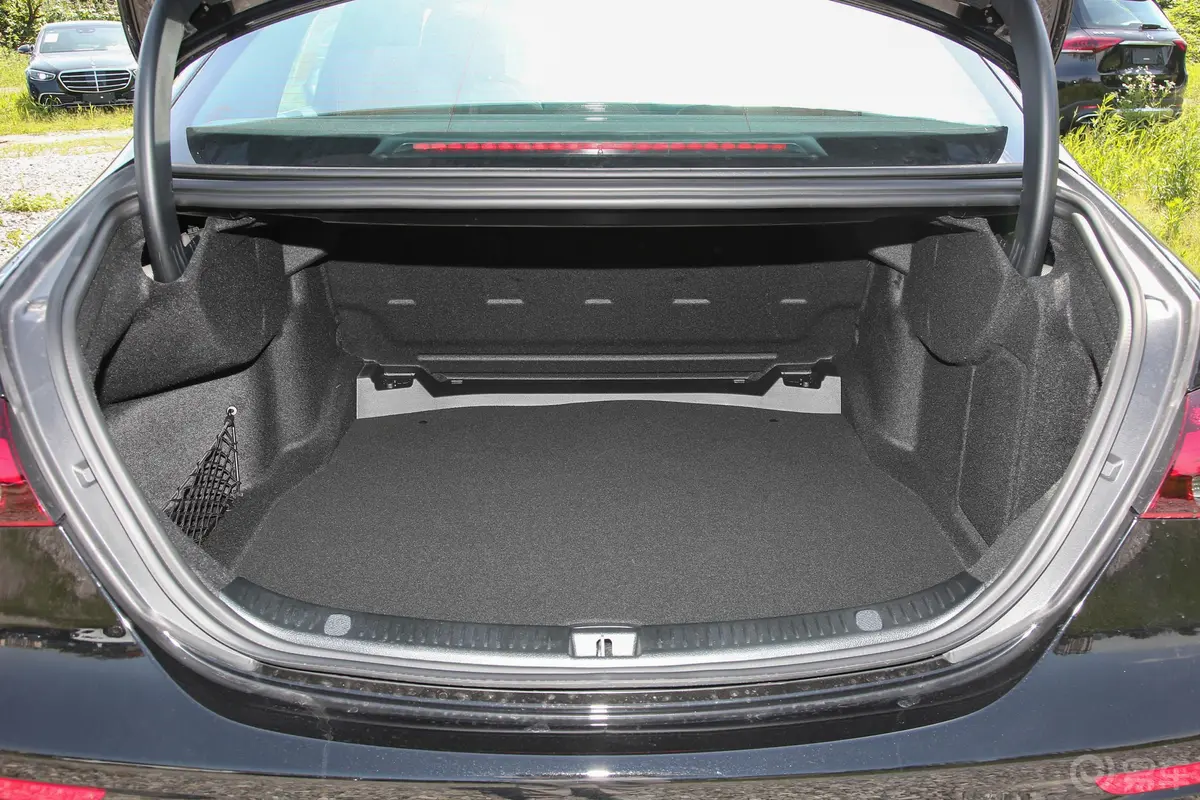 奔驰E级改款三 E 300 L 运动时尚型后备厢空间特写