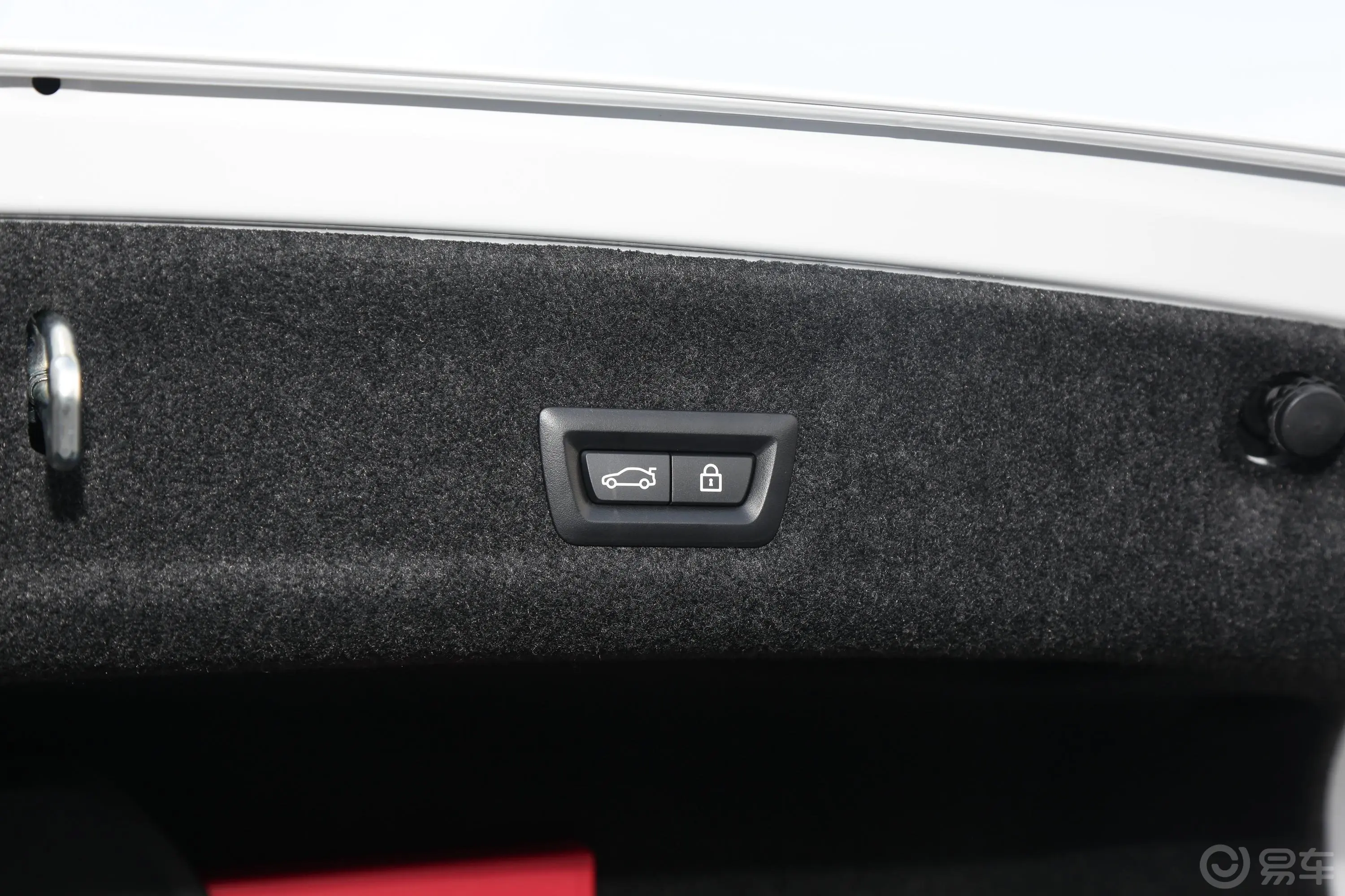 宝马3系改款 330Li xDrive M运动曜夜套装电动尾门按键（手动扶手）