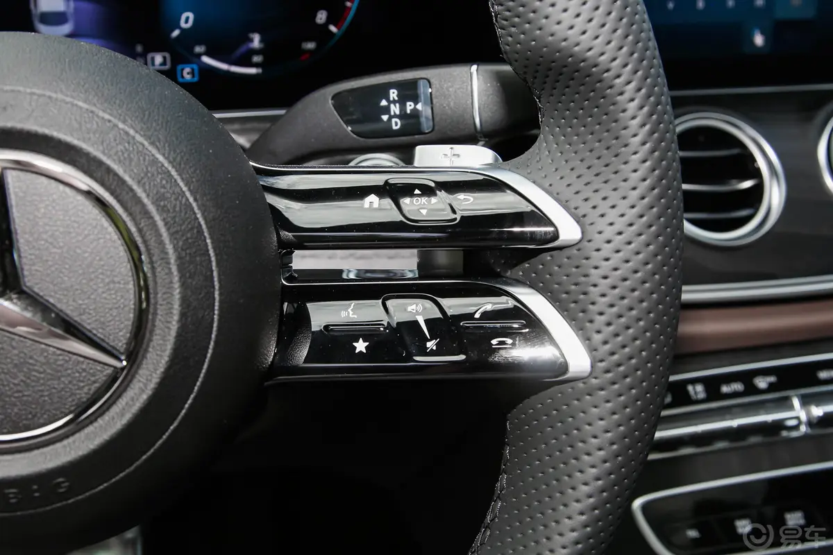 奔驰E级改款三 E 300 L 运动时尚型右侧方向盘功能按键