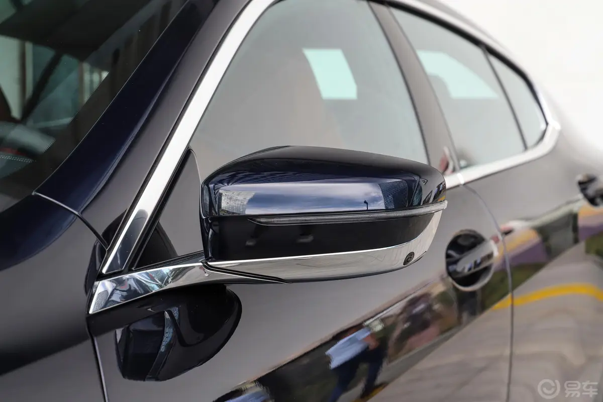 宝马8系四门轿跑车 840i xDrive M运动套装主驾驶后视镜背面