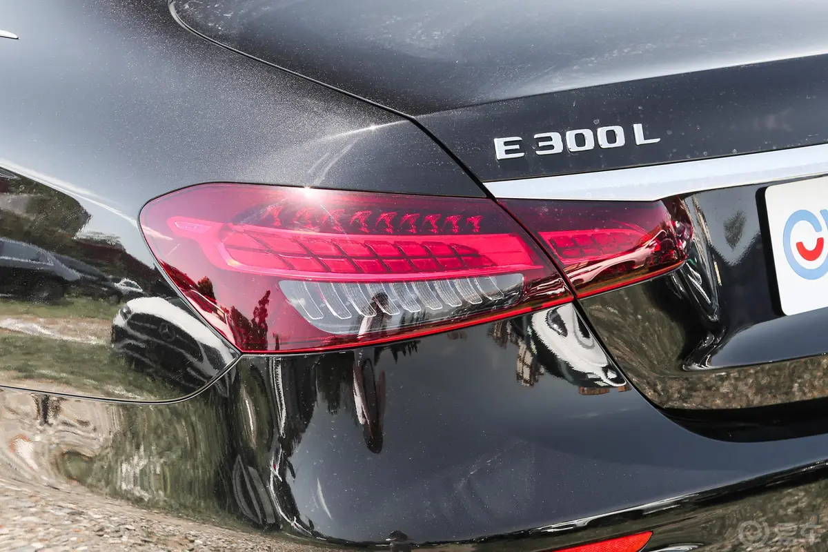 奔驰E级改款三 E 300 L 运动时尚型尾灯侧45度俯拍