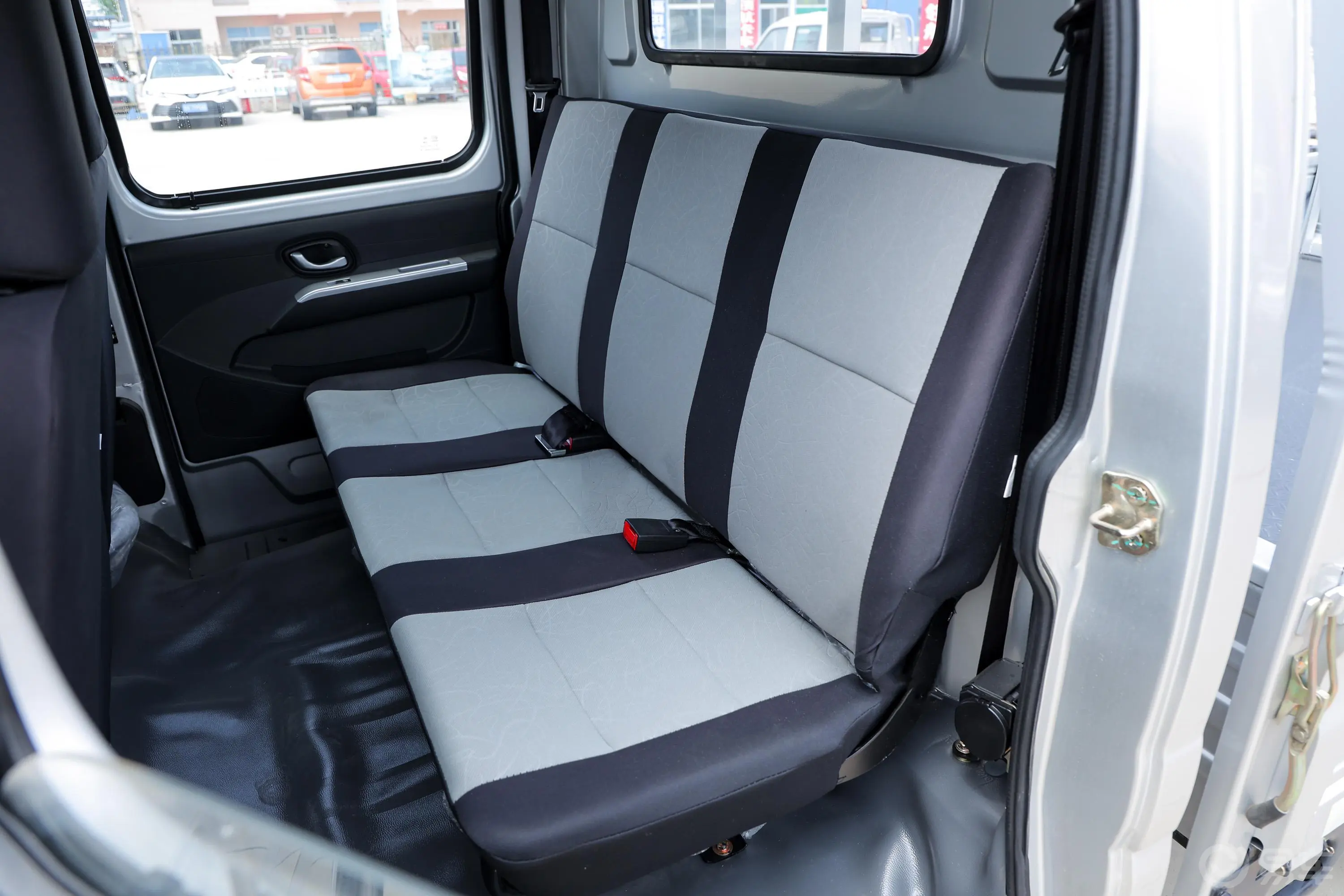 途逸T3五菱柳机1.3L 91马力 2.5米平板小卡 双排(EQ1031S60Q6)汽油 国Ⅵ后排座椅