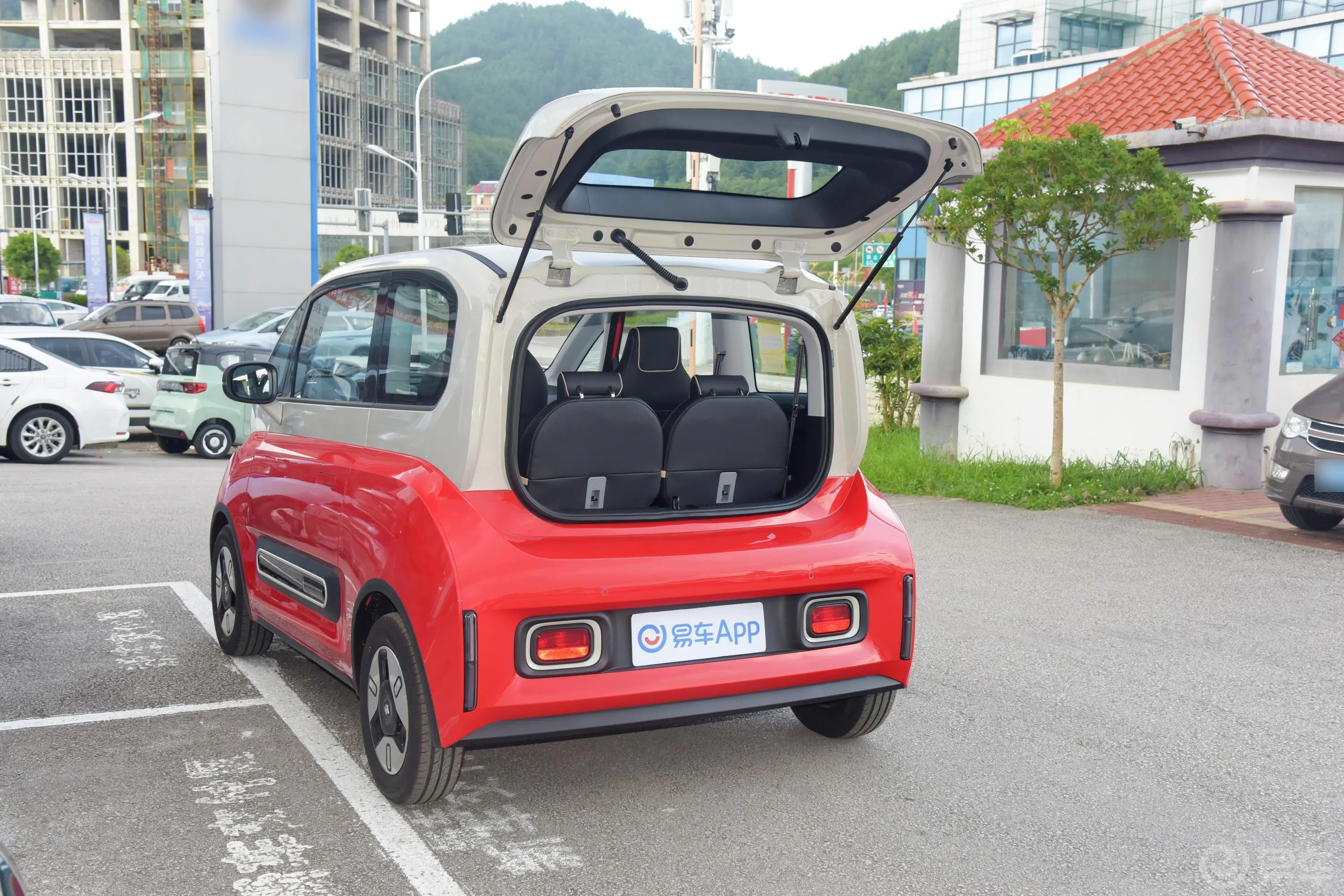 宝骏KiWi EV305km 设计师轻享版 多氟多新能源31.9kWh三元锂空间