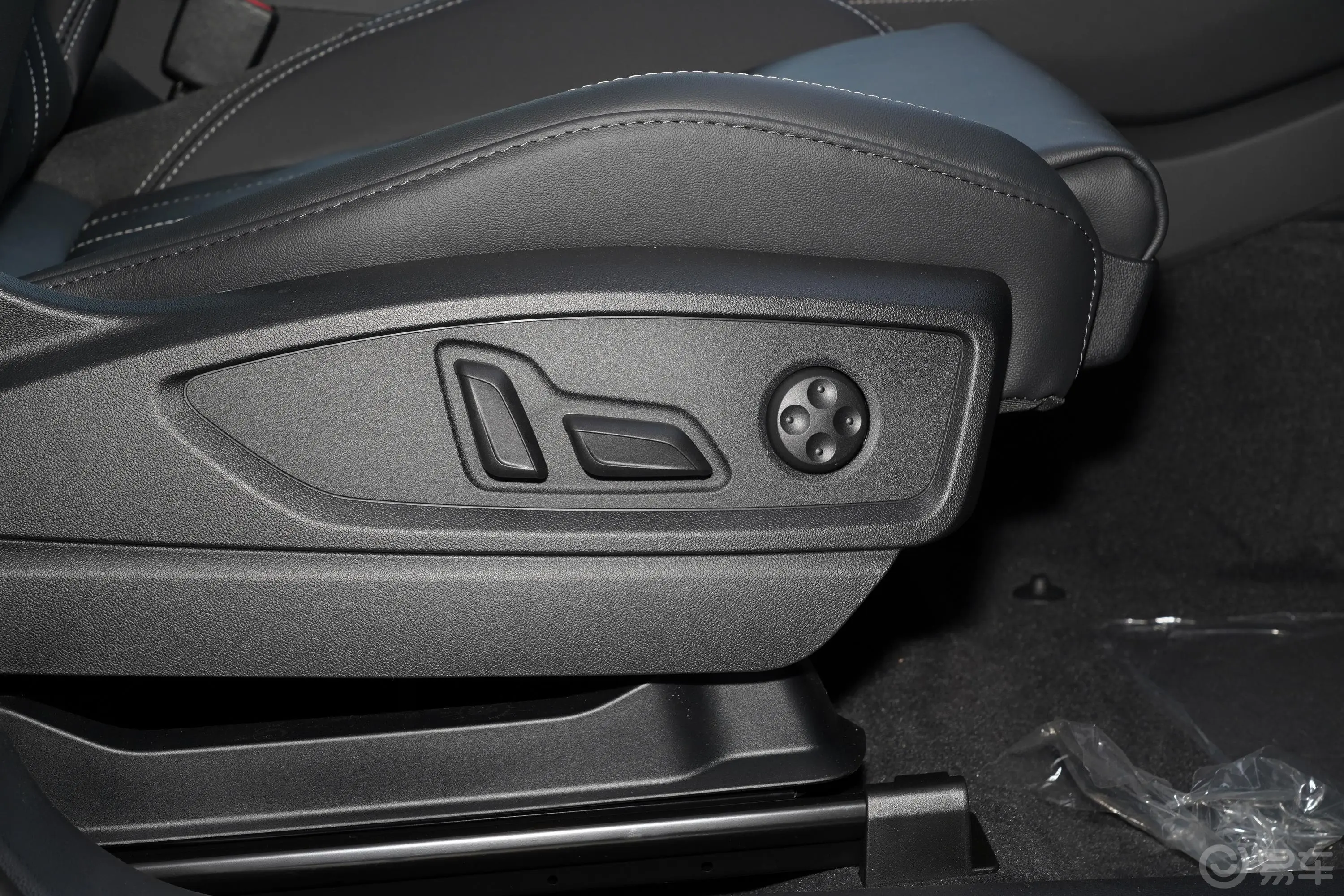 奥迪Q5L改款 45 TFSI 豪华动感型副驾座椅调节