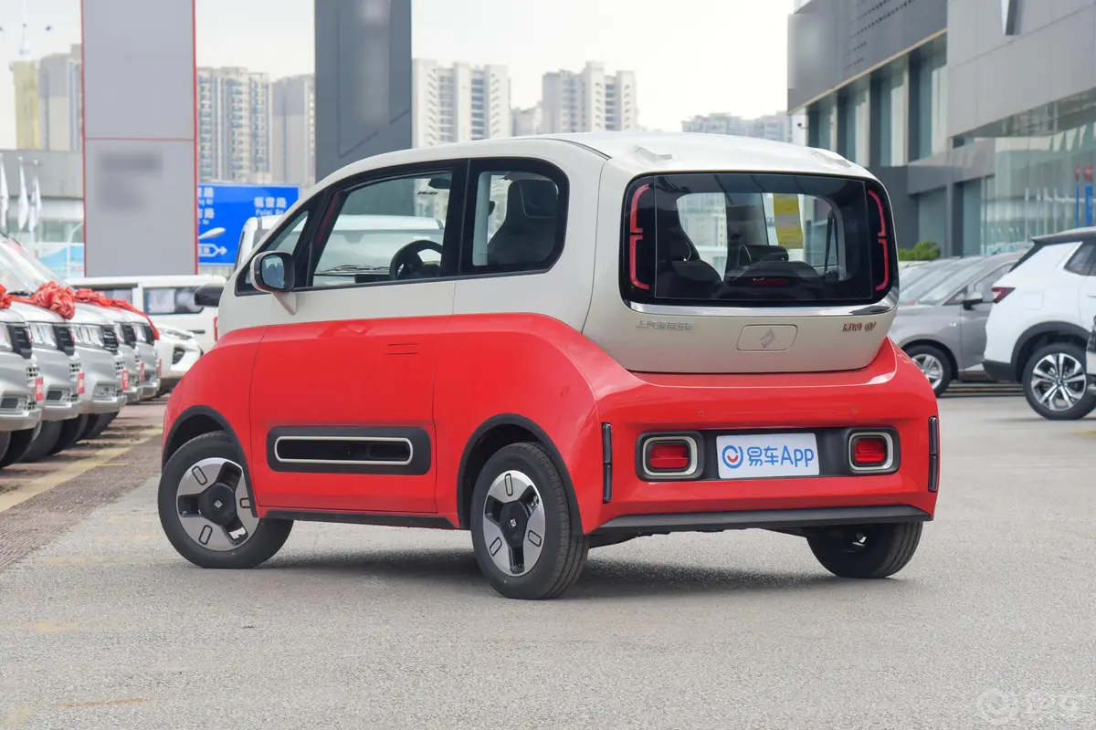 宝骏KiWi EV305km 设计师轻享版 多氟多新能源31.9kWh三元锂侧后45度车头向左水平