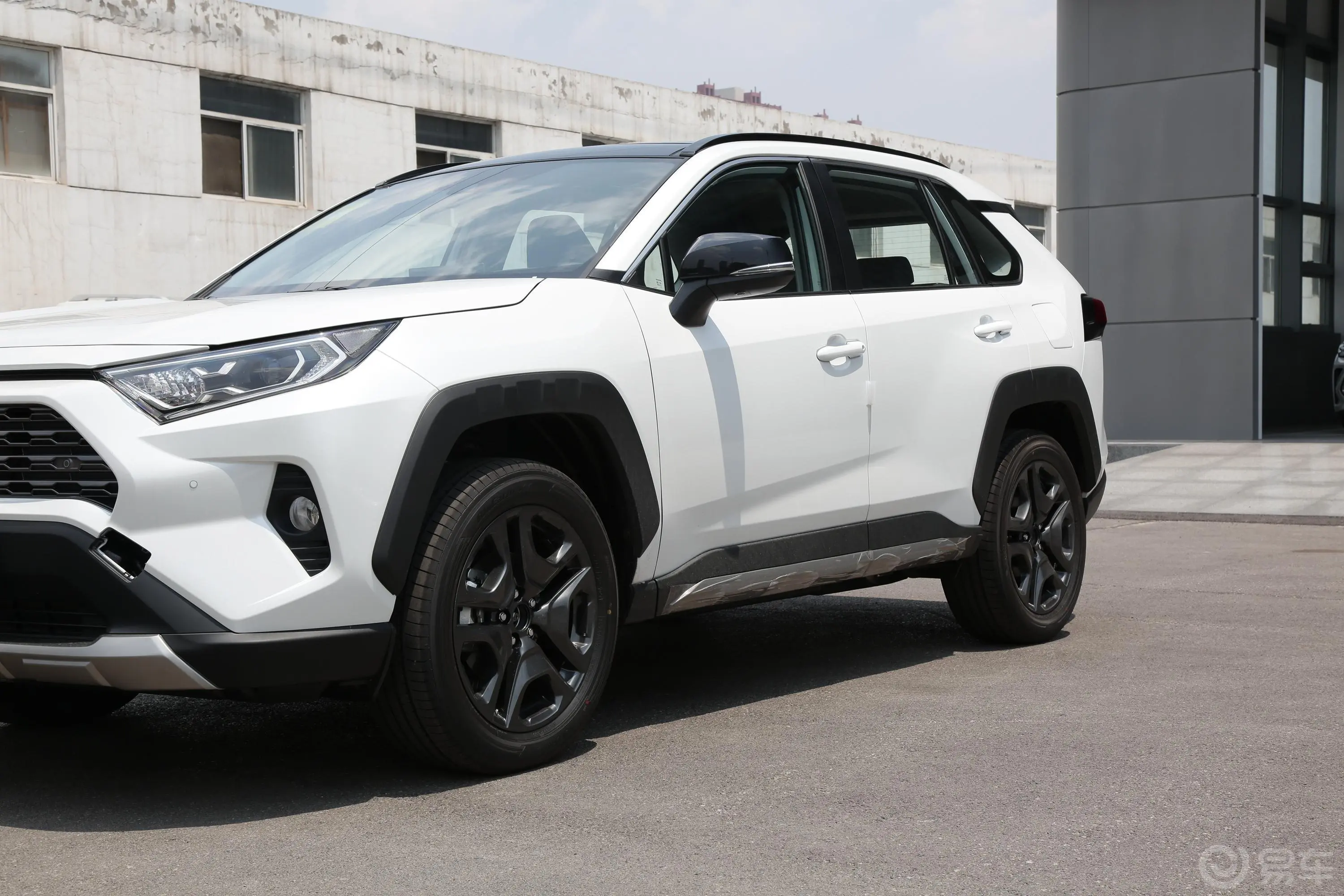 RAV4荣放2.0L CVT四驱尊贵版外观细节