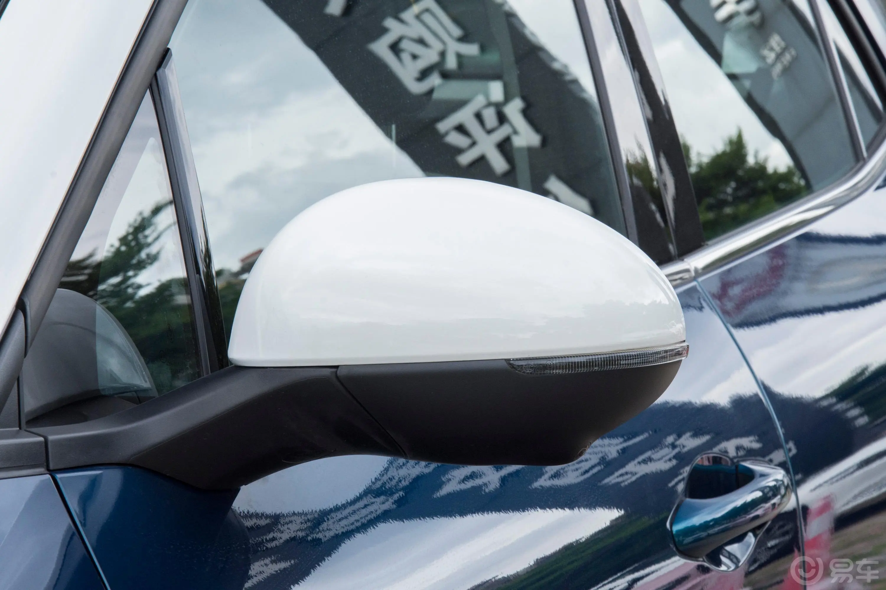欧拉好猫莫兰迪版 401km 标准续航 尊贵型 三元锂主驾驶后视镜背面