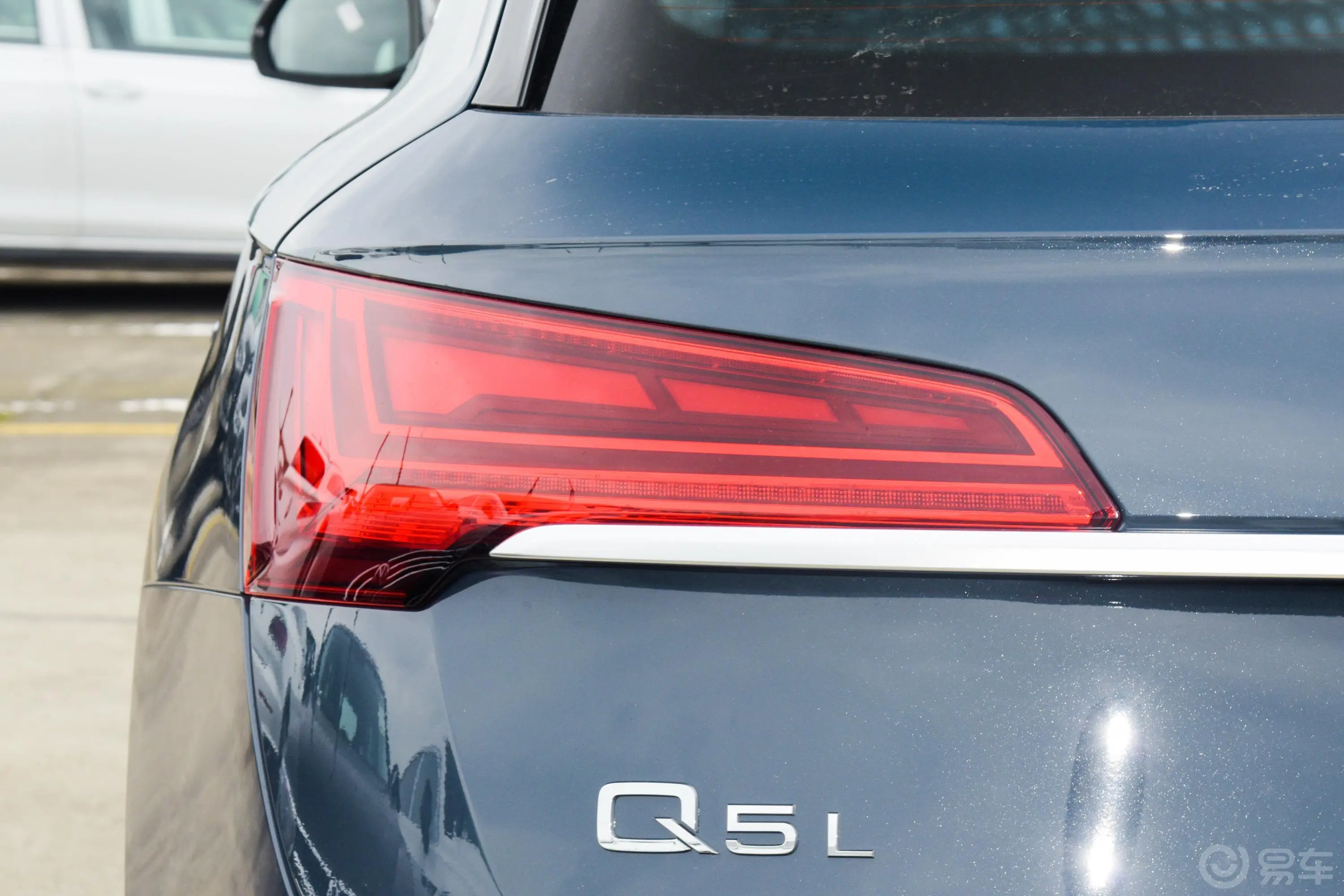 奥迪Q5L改款 40 TFSI 豪华动感型外观灯组