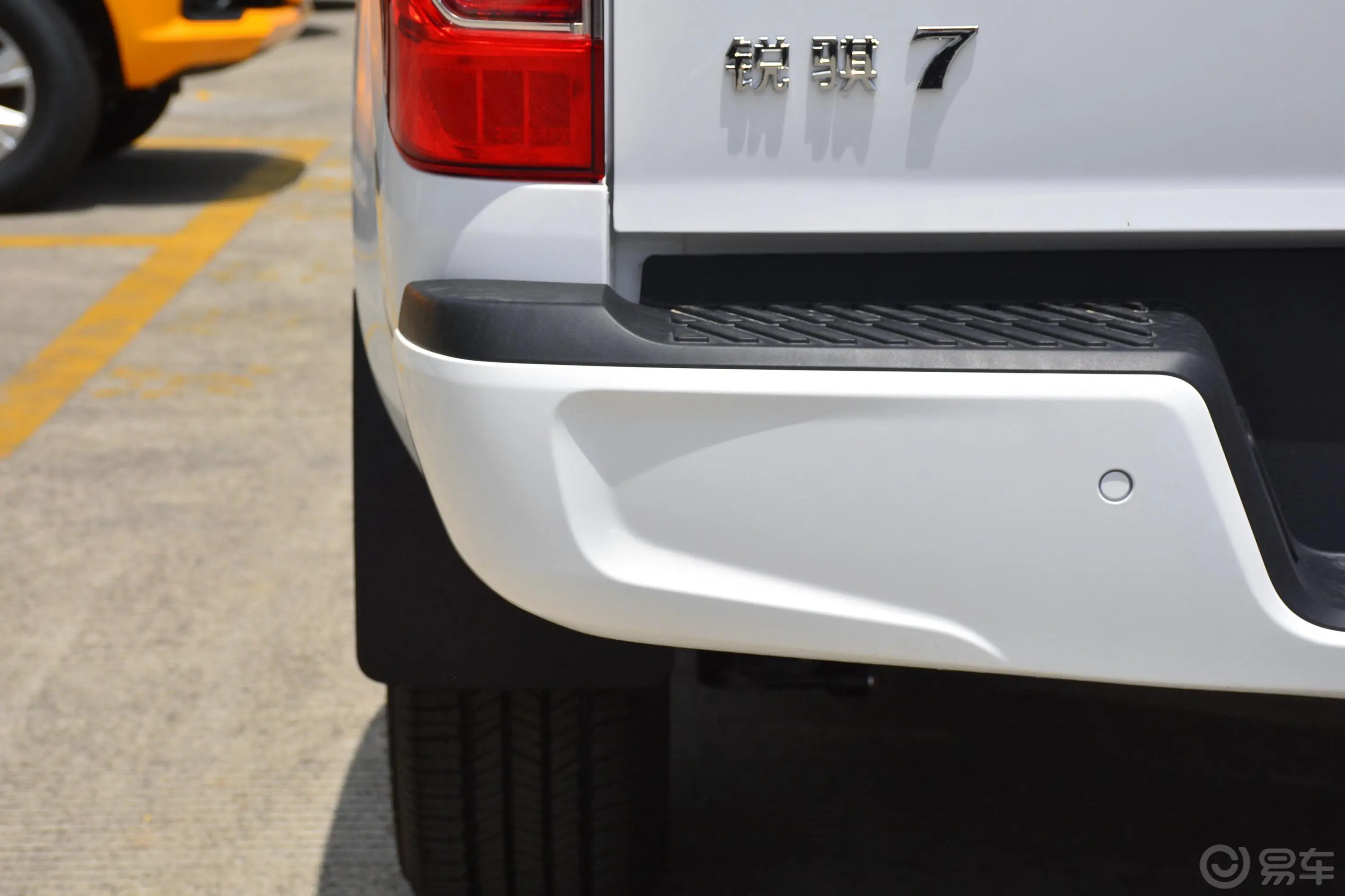 锐骐72.3T 自动两驱平底标准货箱标准型 柴油外观细节