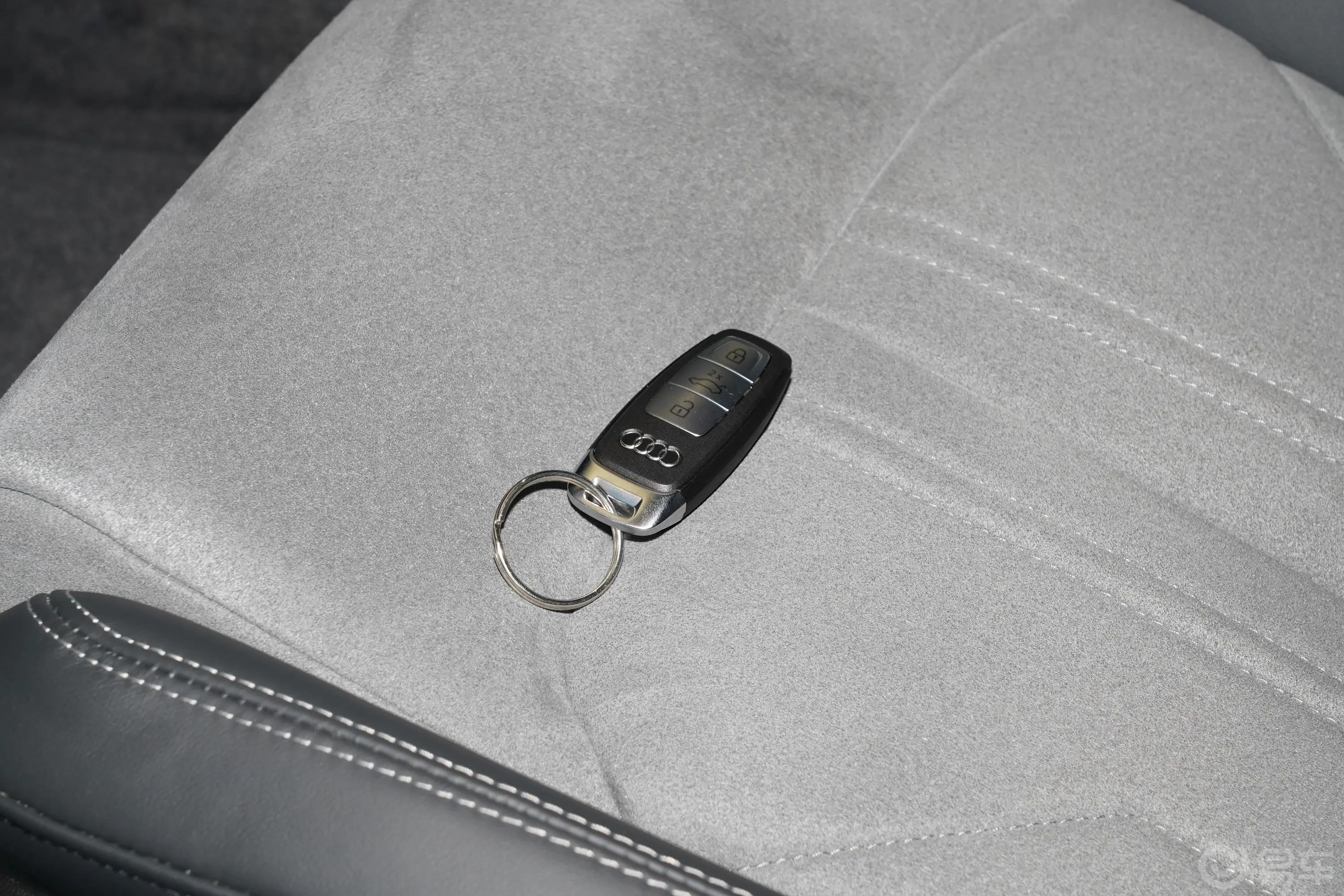 奥迪A6L45 TFSI quattro 尊享动感型钥匙正面