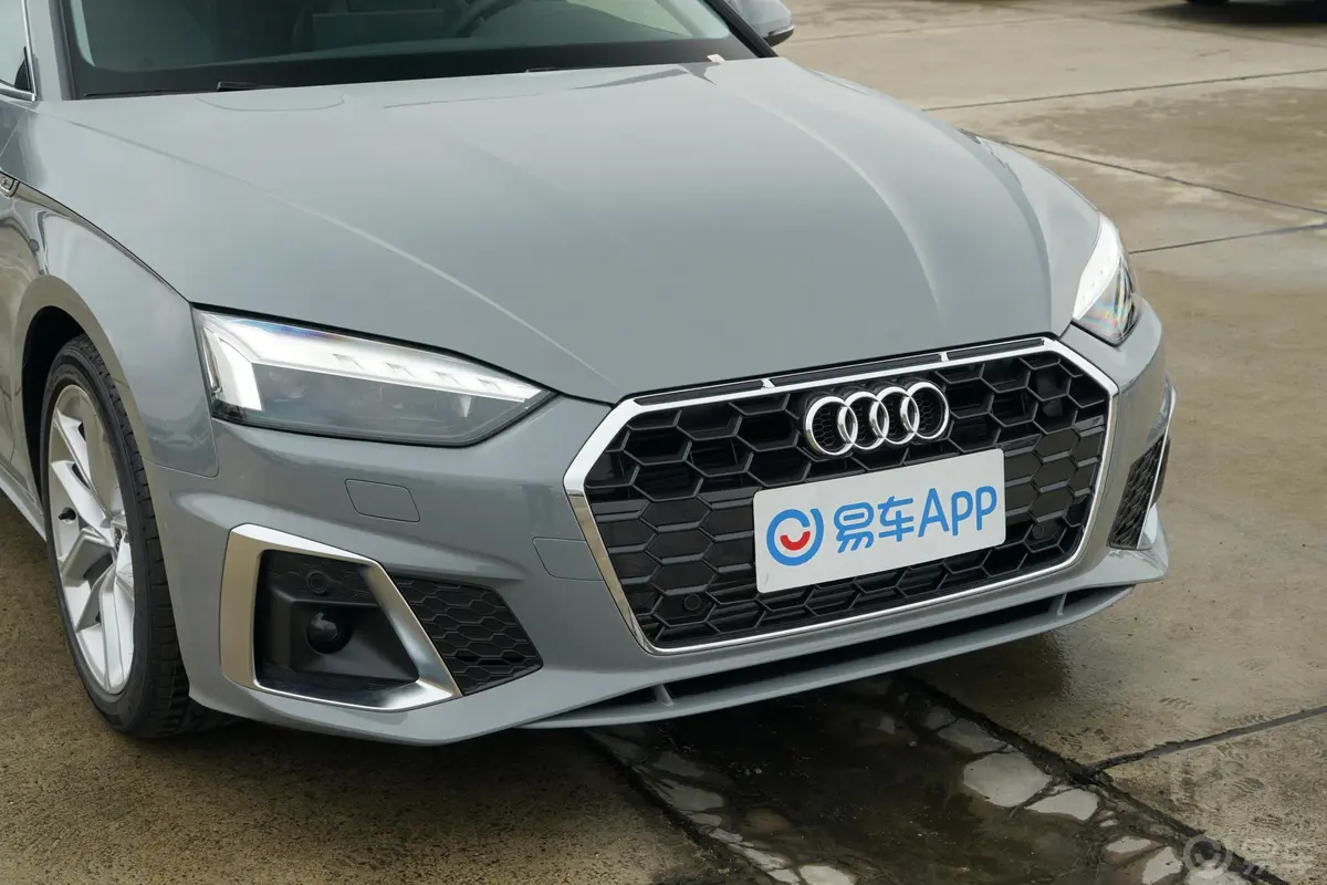 奥迪A5Coupe 40 TFSI 时尚动感型前格栅侧俯拍