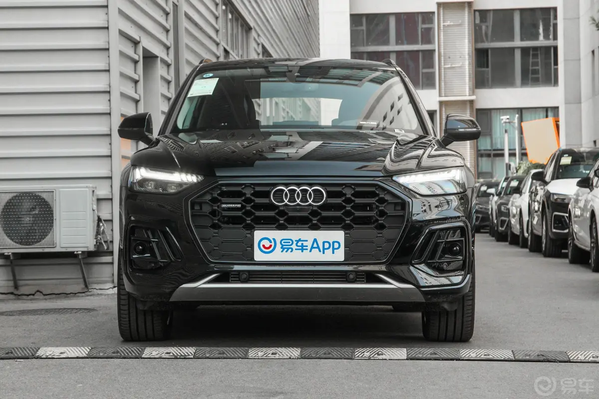 奥迪Q5L改款 45 TFSI 臻选动感型正前水平