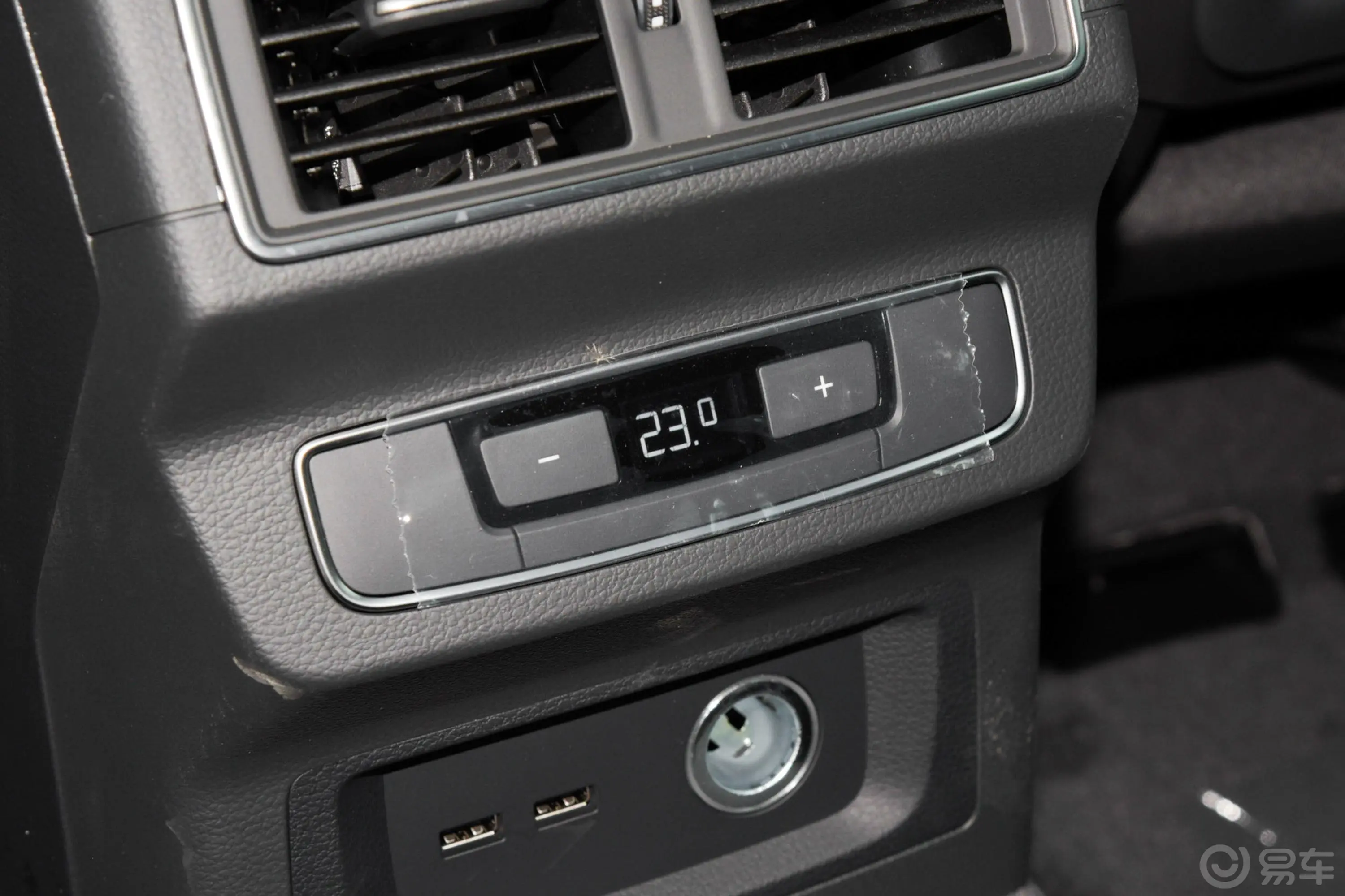 奥迪Q5L改款 40 TFSI 豪华致雅型后排空调控制键