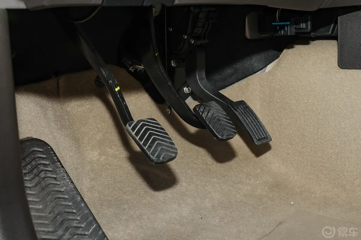 五菱宏光S1.5L 手动舒适型脚踏板