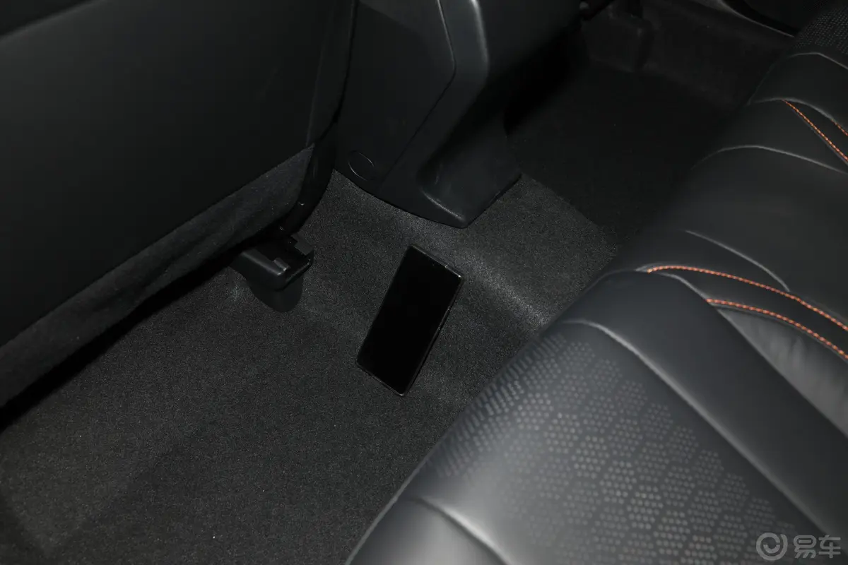 斯巴鲁XV2.0i AWD豪华版EyeSight后排地板中间位置