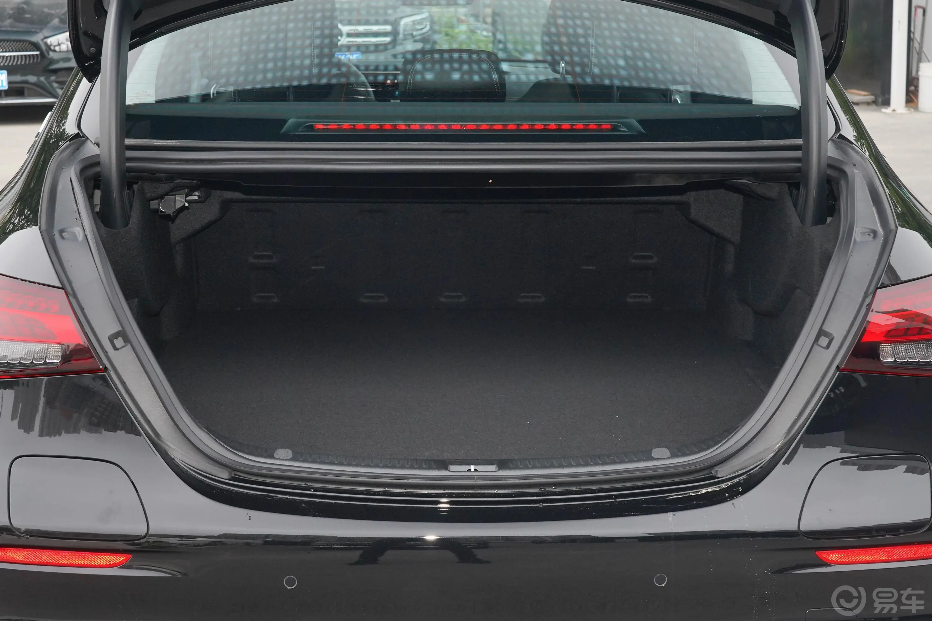 奔驰E级 插电混动改款三 E 350 e L 插电式混合动力运动轿车后备厢空间特写