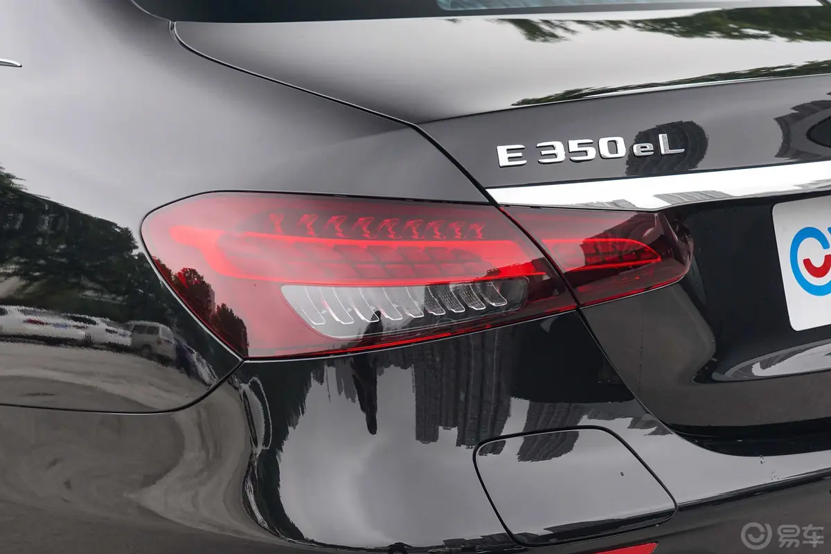 奔驰E级 插电混动改款三 E 350 e L 插电式混合动力运动轿车外观