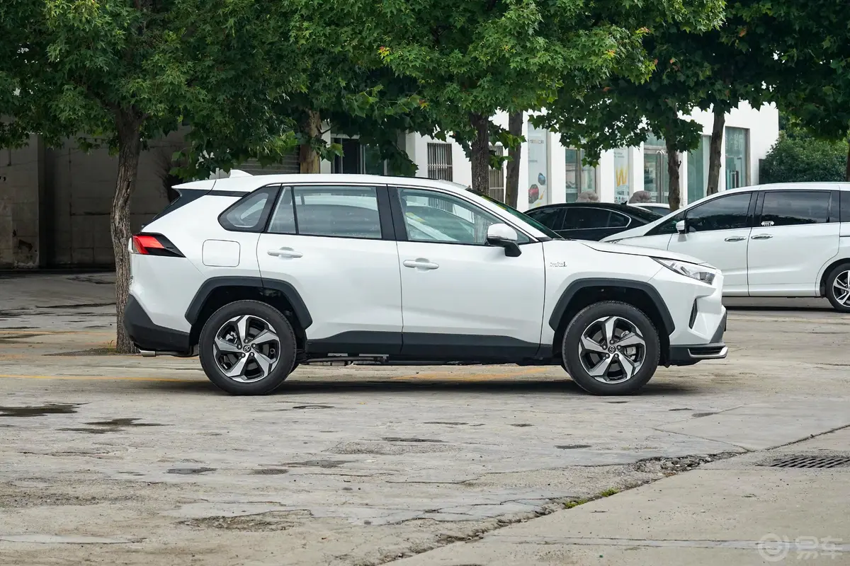 RAV4荣放 双擎E+2.5L 两驱精英Pro正侧车头向右水平