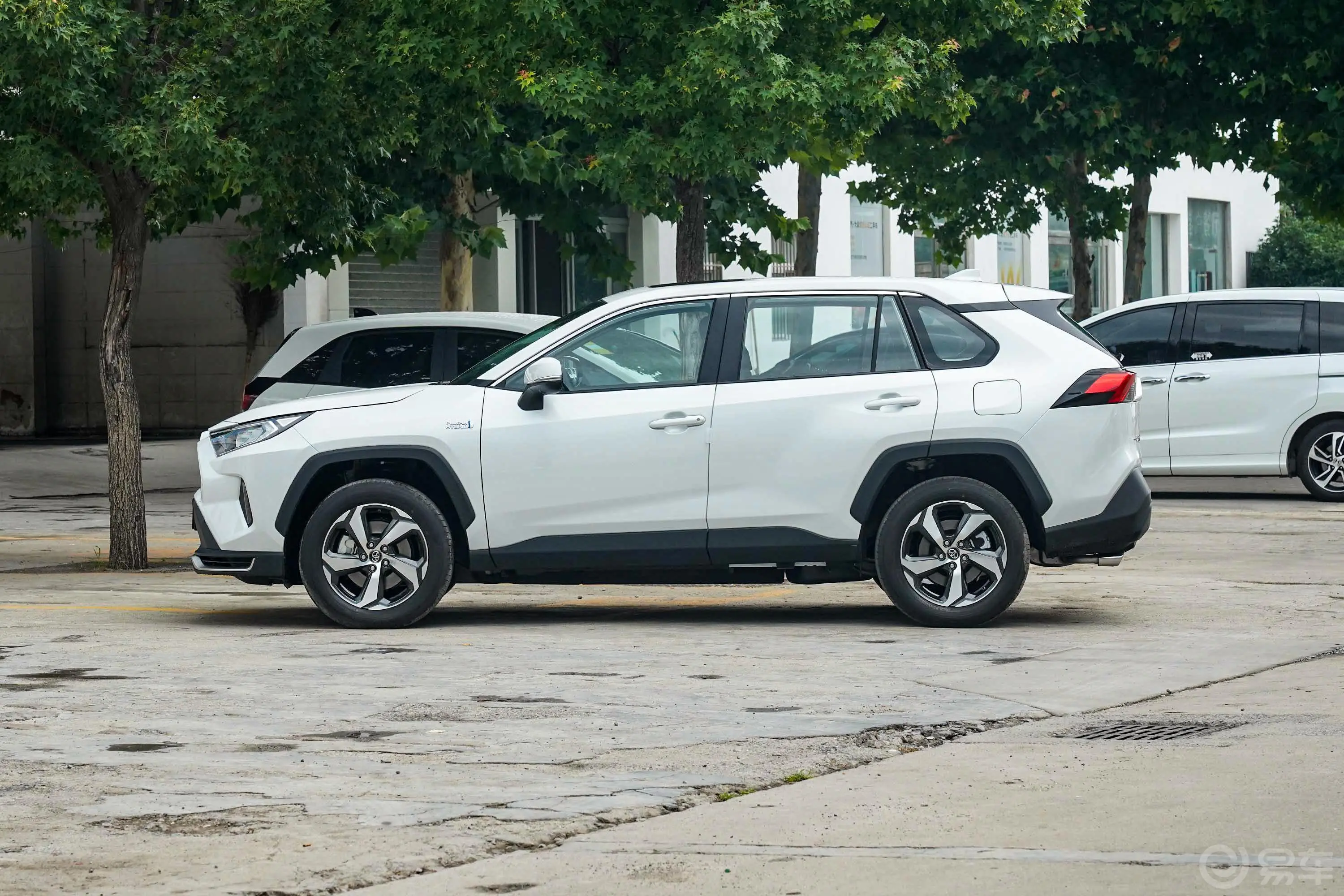 RAV4荣放 双擎E+2.5L 两驱精英Pro正侧车头向左水平