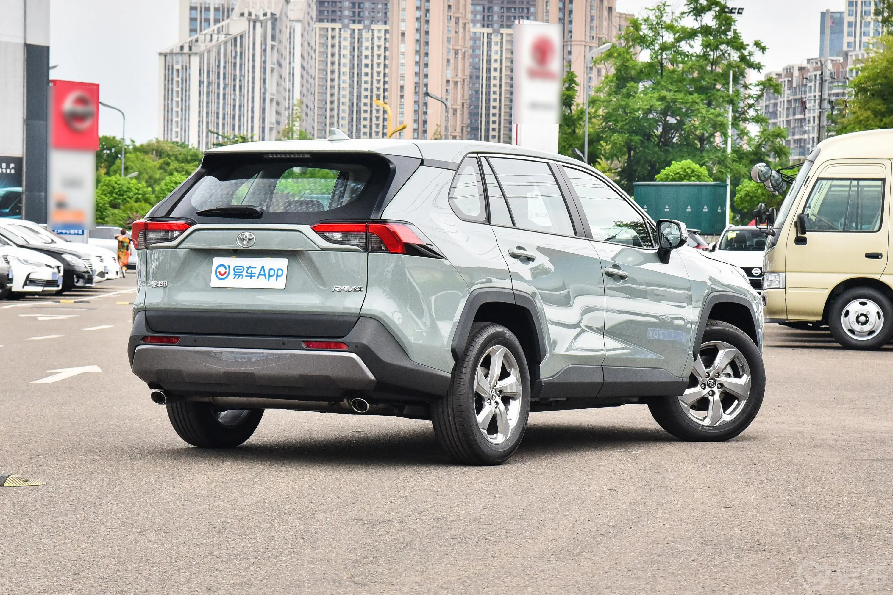 RAV4荣放2.0L CVT两驱风尚PLUS版侧后45度车头向右水平