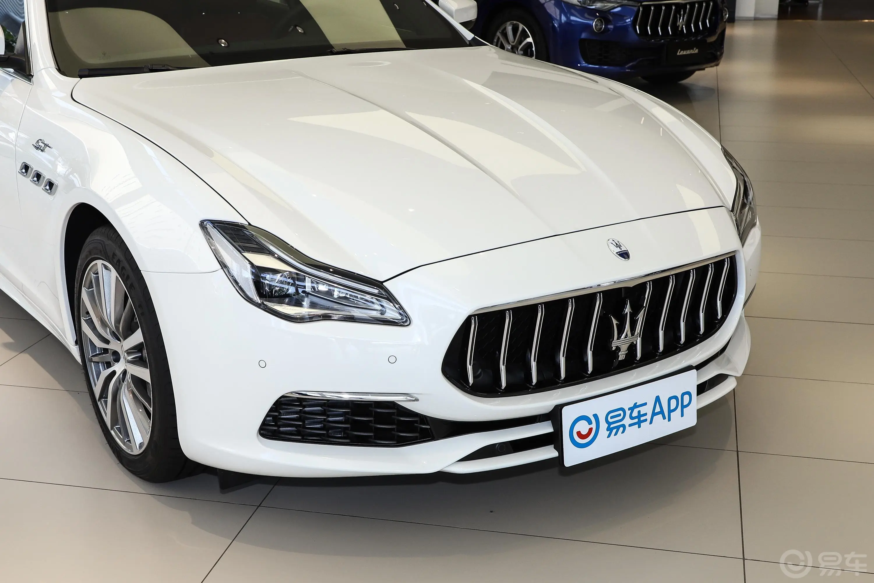 Quattroporte3.0T GT前格栅侧俯拍