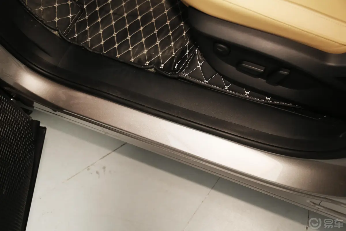 荣威RX51.5T 旗舰智驾版前排迎宾踏板