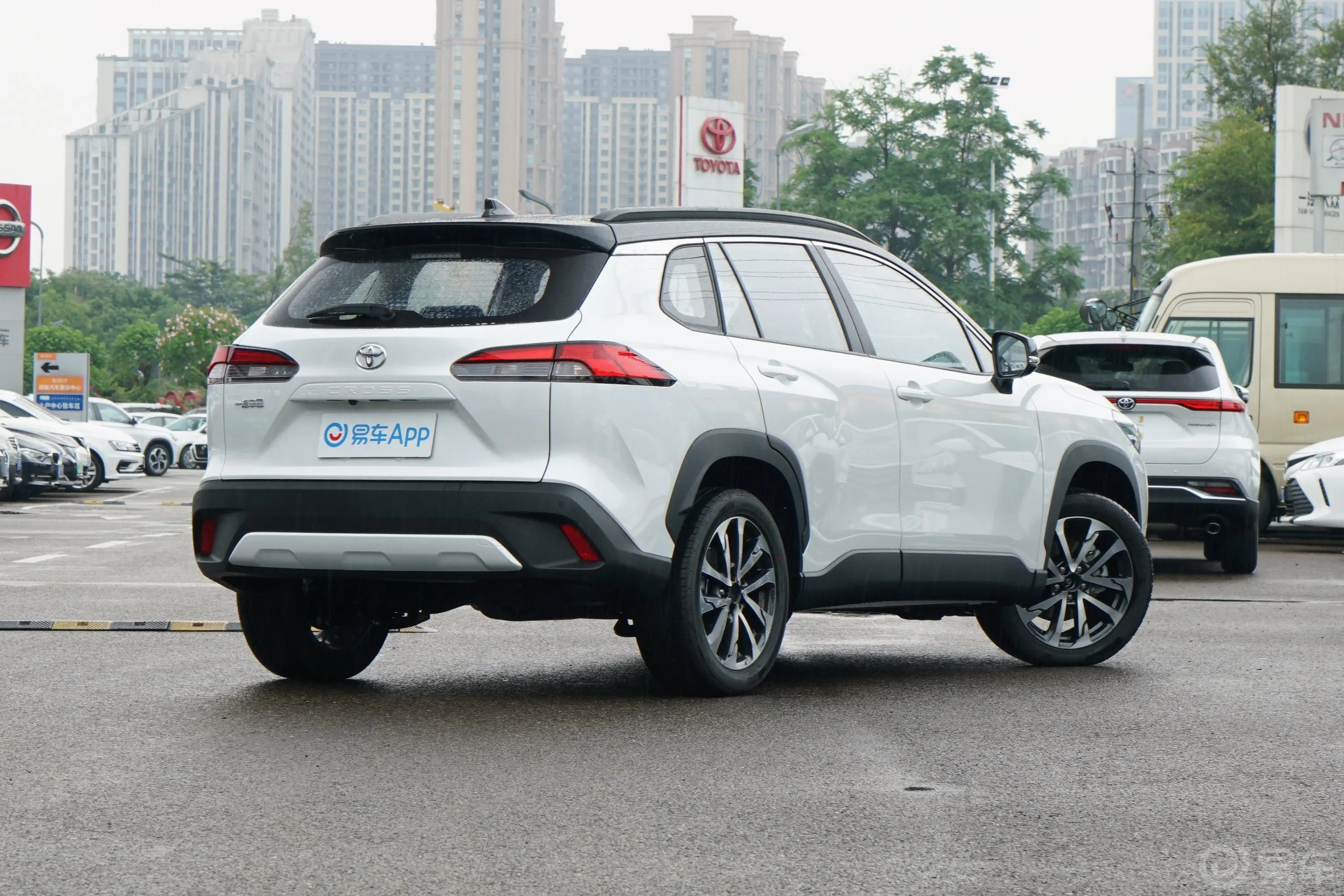 卡罗拉锐放2.0L CVT 旗舰版侧后45度车头向右水平