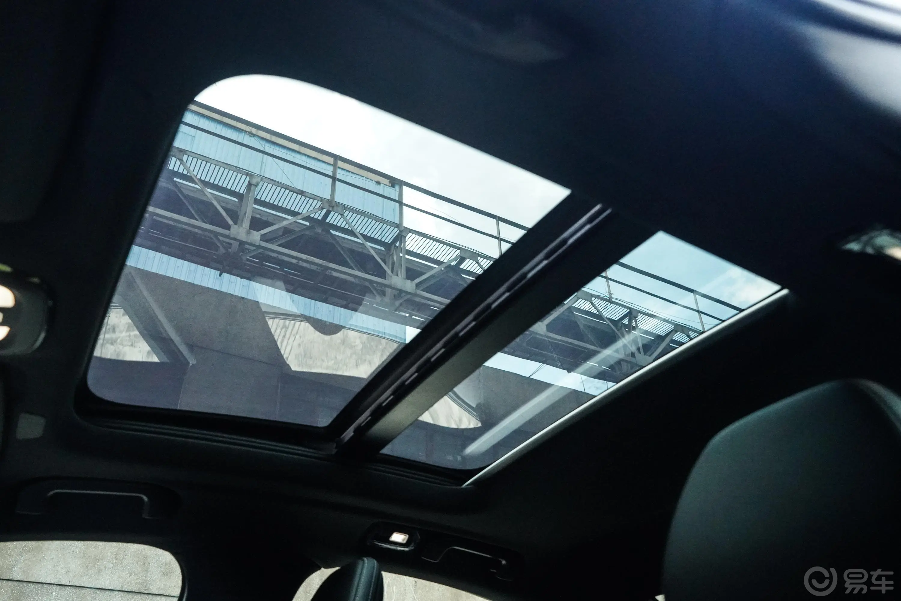 沃尔沃S60新能源T8 四驱智雅极夜黑版天窗内拍关闭