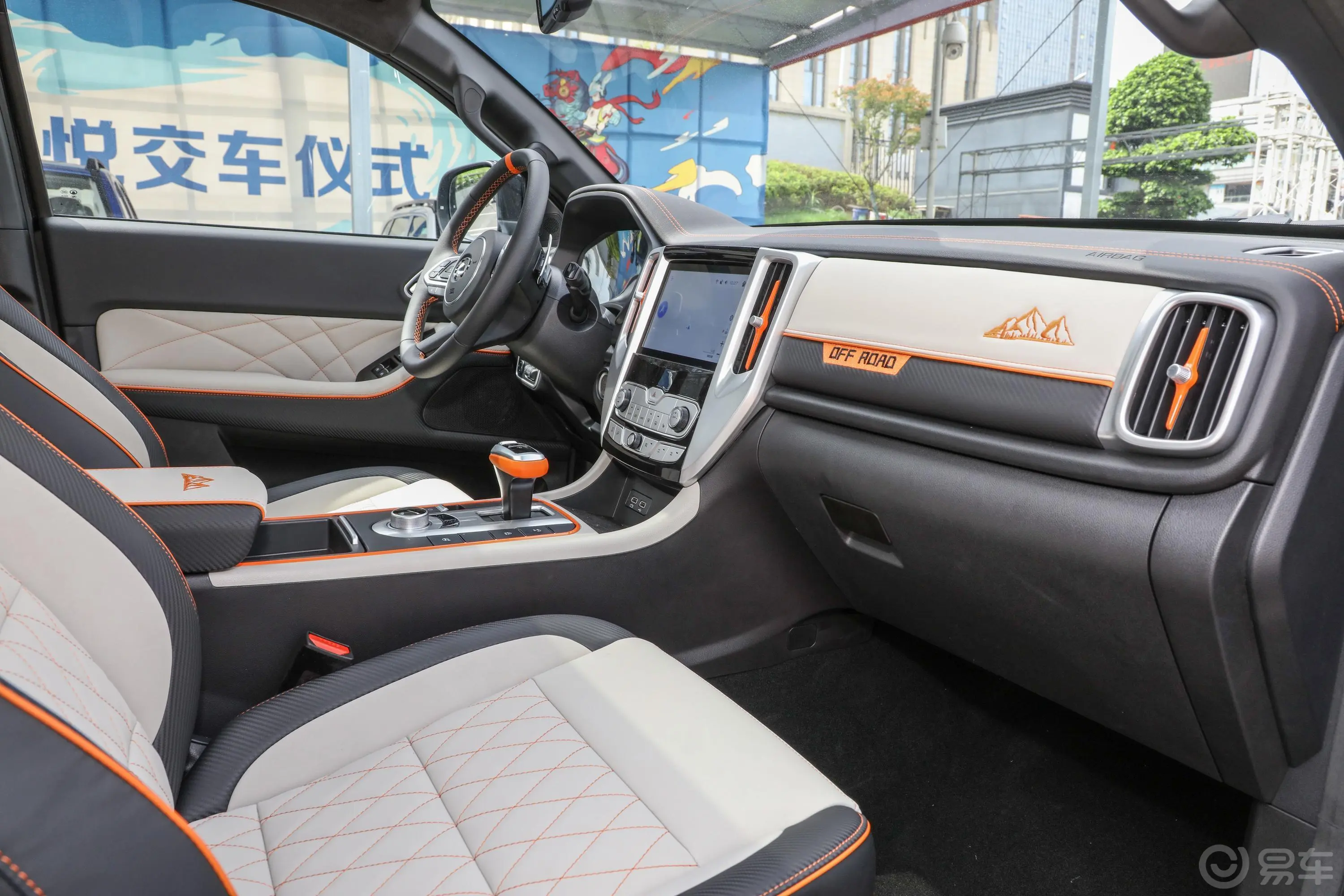 炮2.0T 自动四驱黑弹版 汽油内饰全景副驾方向