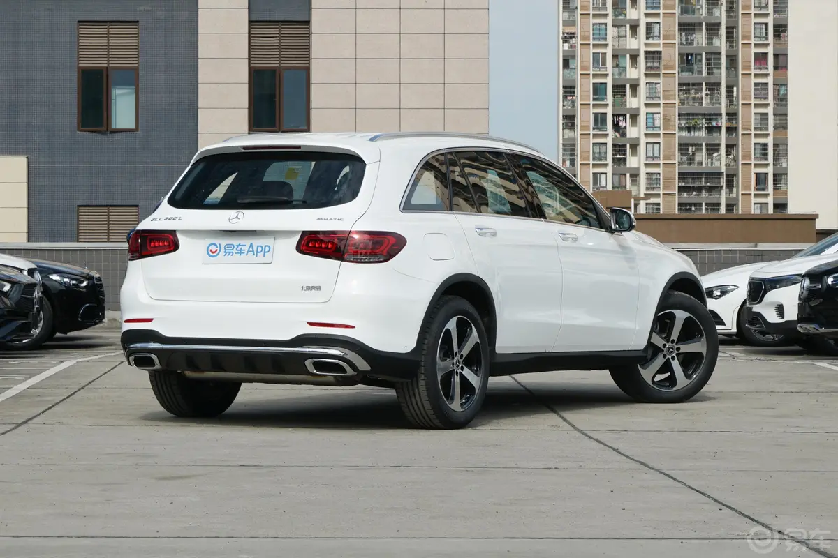 奔驰GLC改款三 GLC 260 L 4MATIC 动感型侧后45度车头向右水平