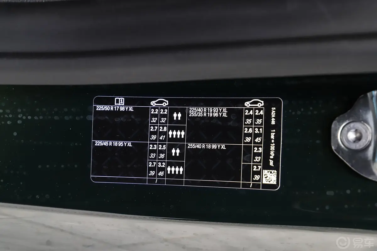 宝马4系改款 敞篷轿跑车 425i M运动曜夜套装胎压信息铭牌