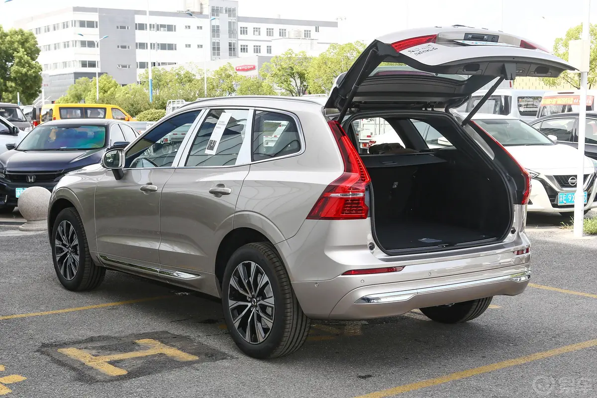 沃尔沃XC60B5 四驱智雅豪华版后备厢开启45度侧拍